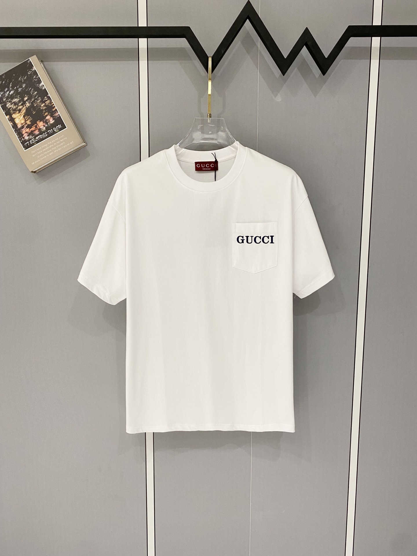 P90 GUCCI/Gucci camiseta de cuello redondo de manga corta de alta calidad de 320 g, clásica de la marca, con bolsillo e…