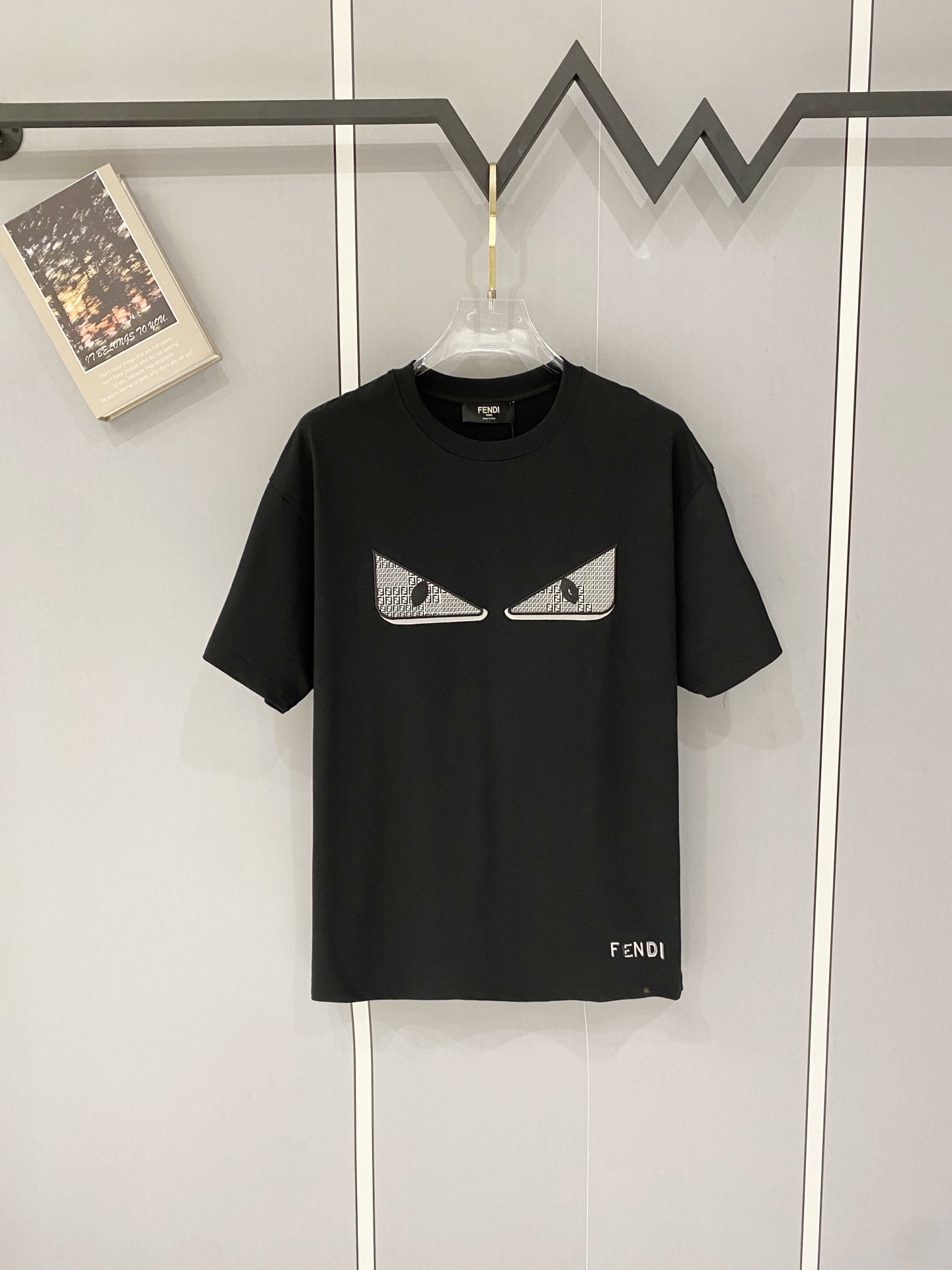 P95 FENDI/Fendi de alta calidad, camiseta de cuello redondo de 320g, clásico de la marca, con bordado de ojo de demonio…