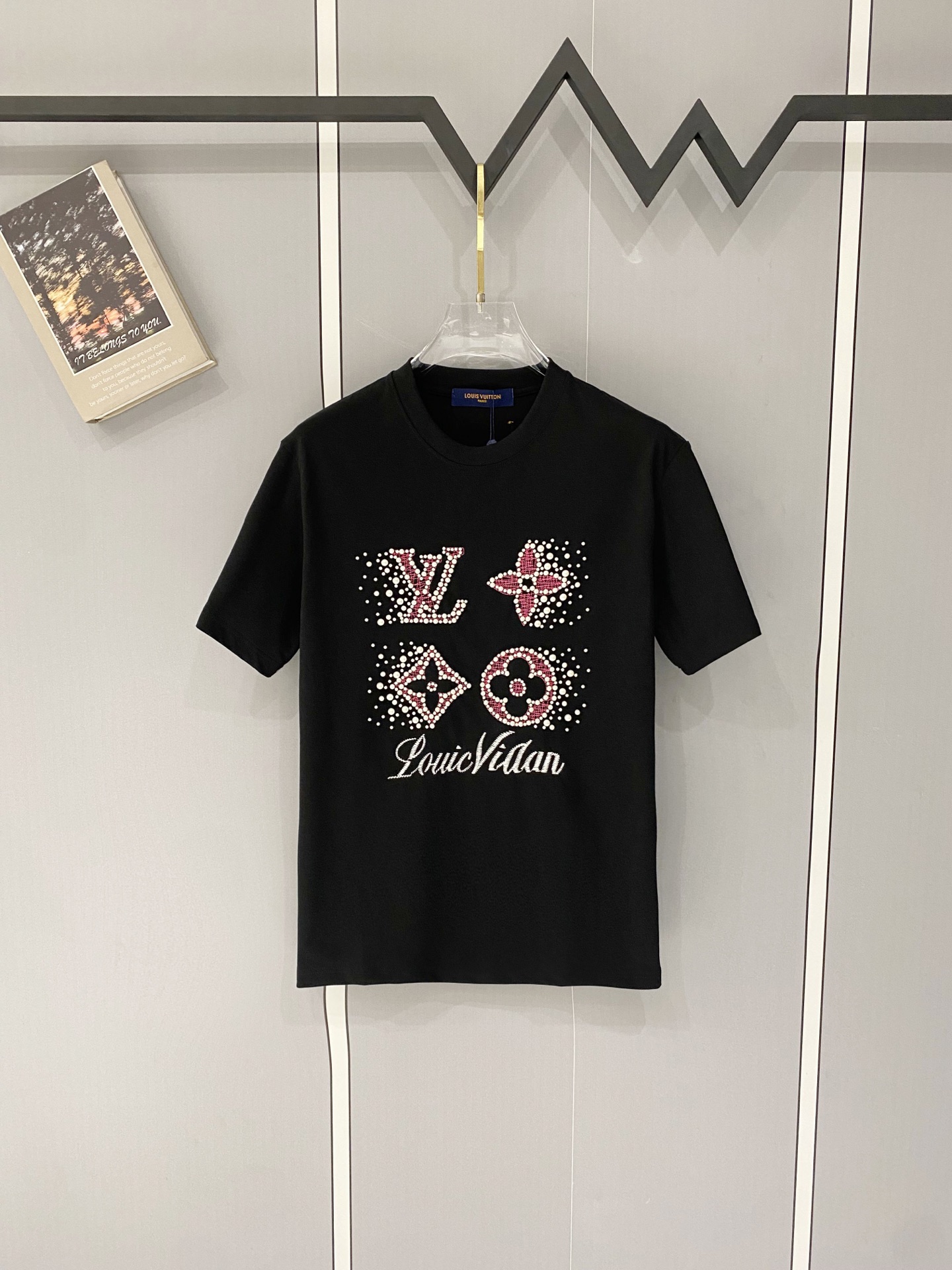 P100 LV Louis Vuitton Camiseta de cuello redondo de alta calidad de 320 gramos, clásica de la marca, simple, con pedrer…