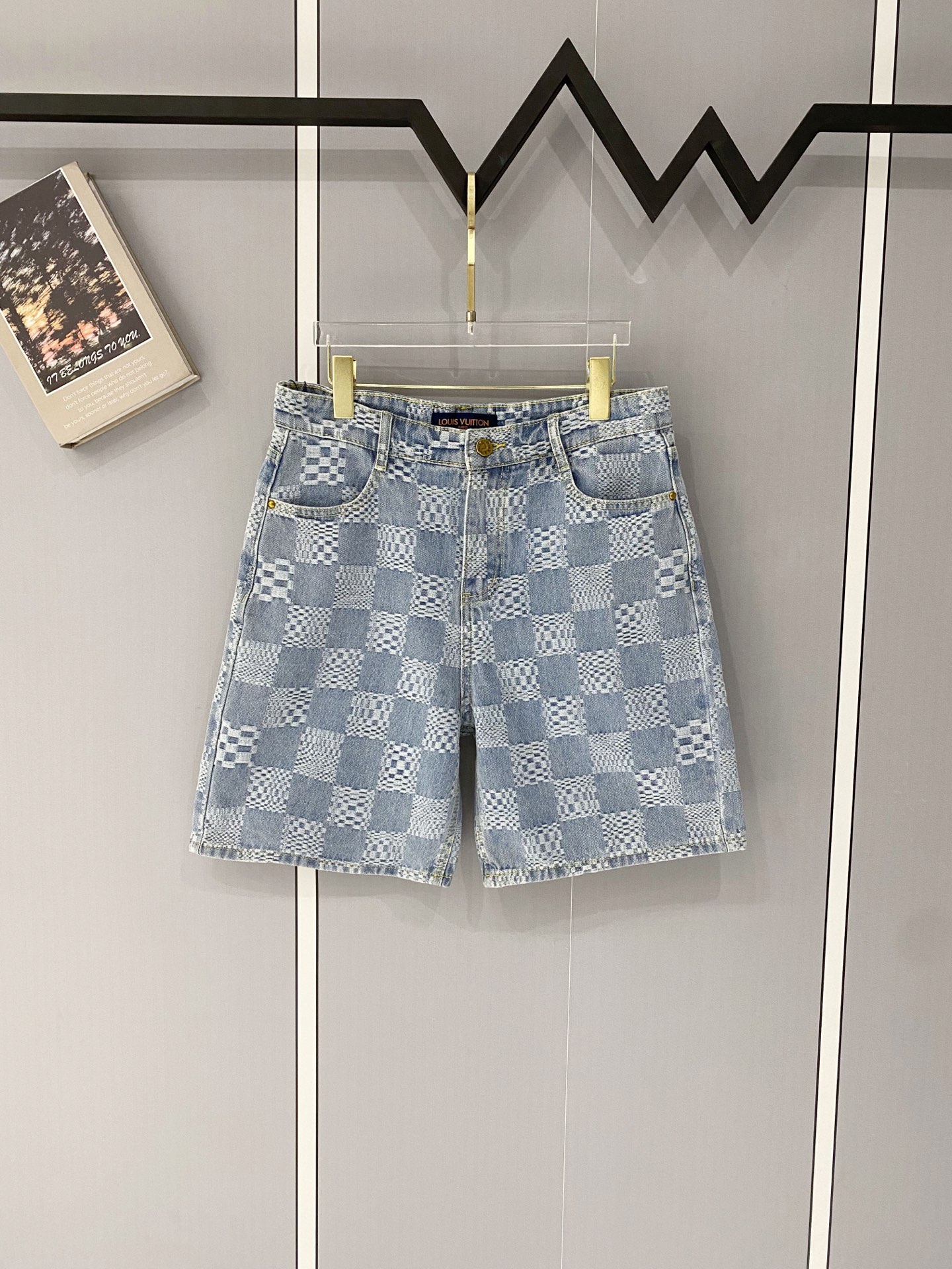 P105 conjunto Louis Vuitton/Louis Vuitton 2026SS pantalones cortos de mezclilla con jacquard de monograma oscuro, desar…