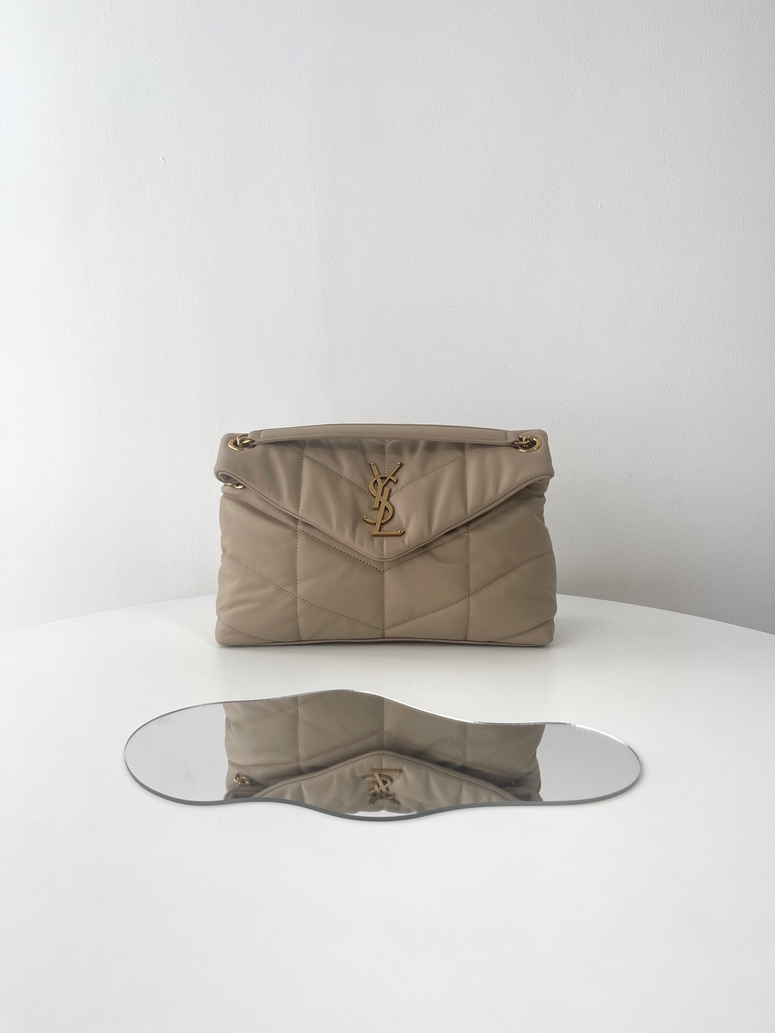 Yunduo Small Dark Beige Gold Buckle_Loulou Puffer Quilted Awnspin Sac, en cuir authentique original, une sensation douce et délicate, comme embrasser les nuages ​​☁️; du sac est plié, il utilise un sceau de boucle quadruple magnétique, qui est de première classe dans le scellement et la sécurité; Conception des sacs, il est donc utilisé. Taille: 29x17x11cm: 577476