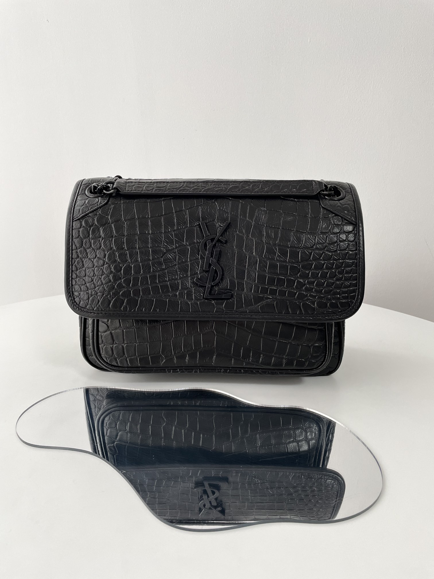 𝒏𝒊𝒌𝒊 𝒎𝒆𝒅𝒊𝒖𝒎 NIKI！ Modèle de crocodile à mi-léger avec matériel noir, plein de fraîcheur! Modèle de crocodile à 100% de mollets, motifs de crocodiles à la lumière moyenne à trois dimensions se sentent doux et glutineux, le matériel utilise du cuir de crocodile, le logo emblématique de Niki, Robini, la boucle magnétique à quatre en un, de nombreuses couches de partition, une intersection à tarif très élevée pratique,！63315028x20x8.5cm