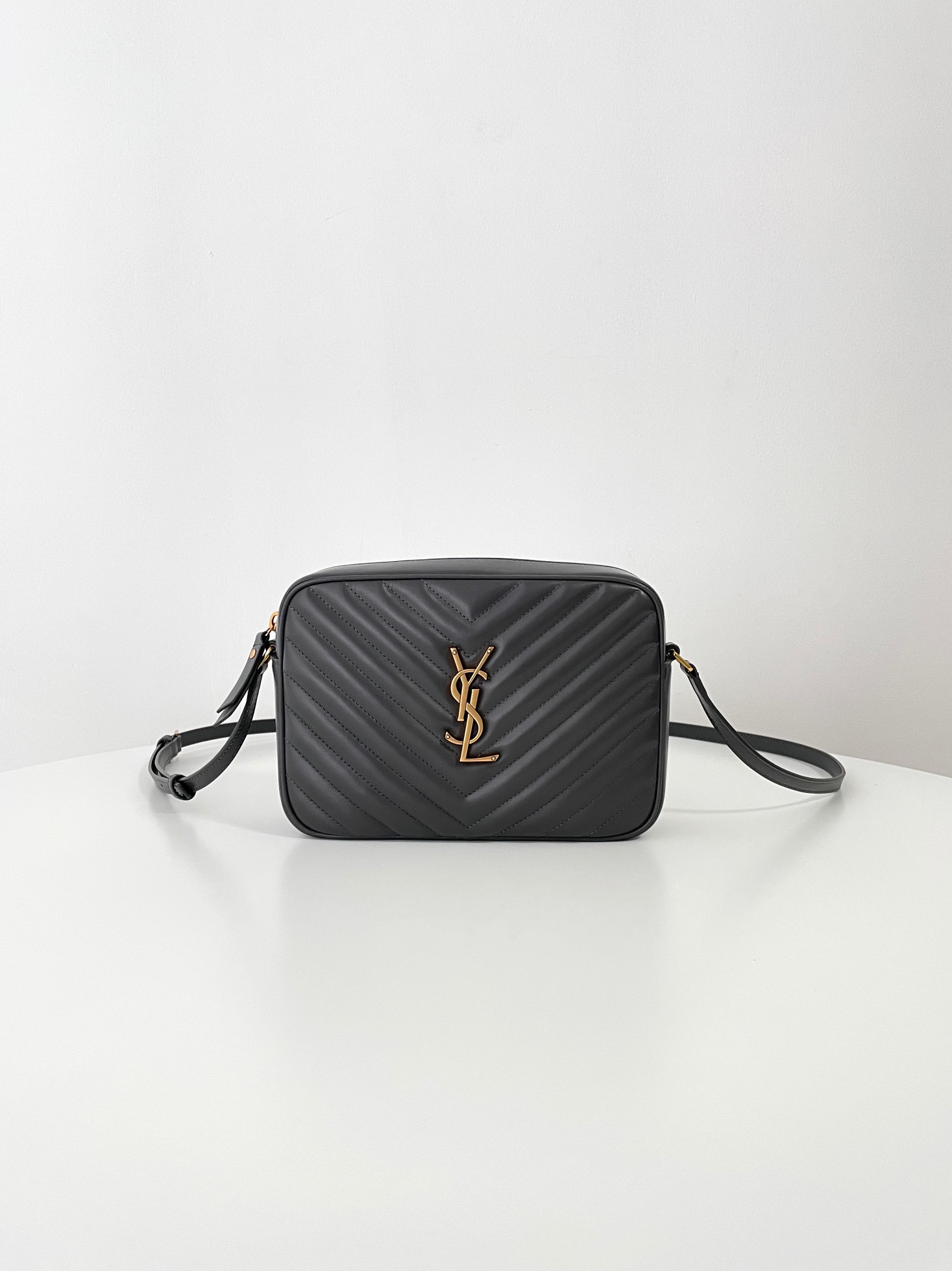 Yves Saint Laurent Bolsos de cámaras Gris Piel de vaca Cuero Casual