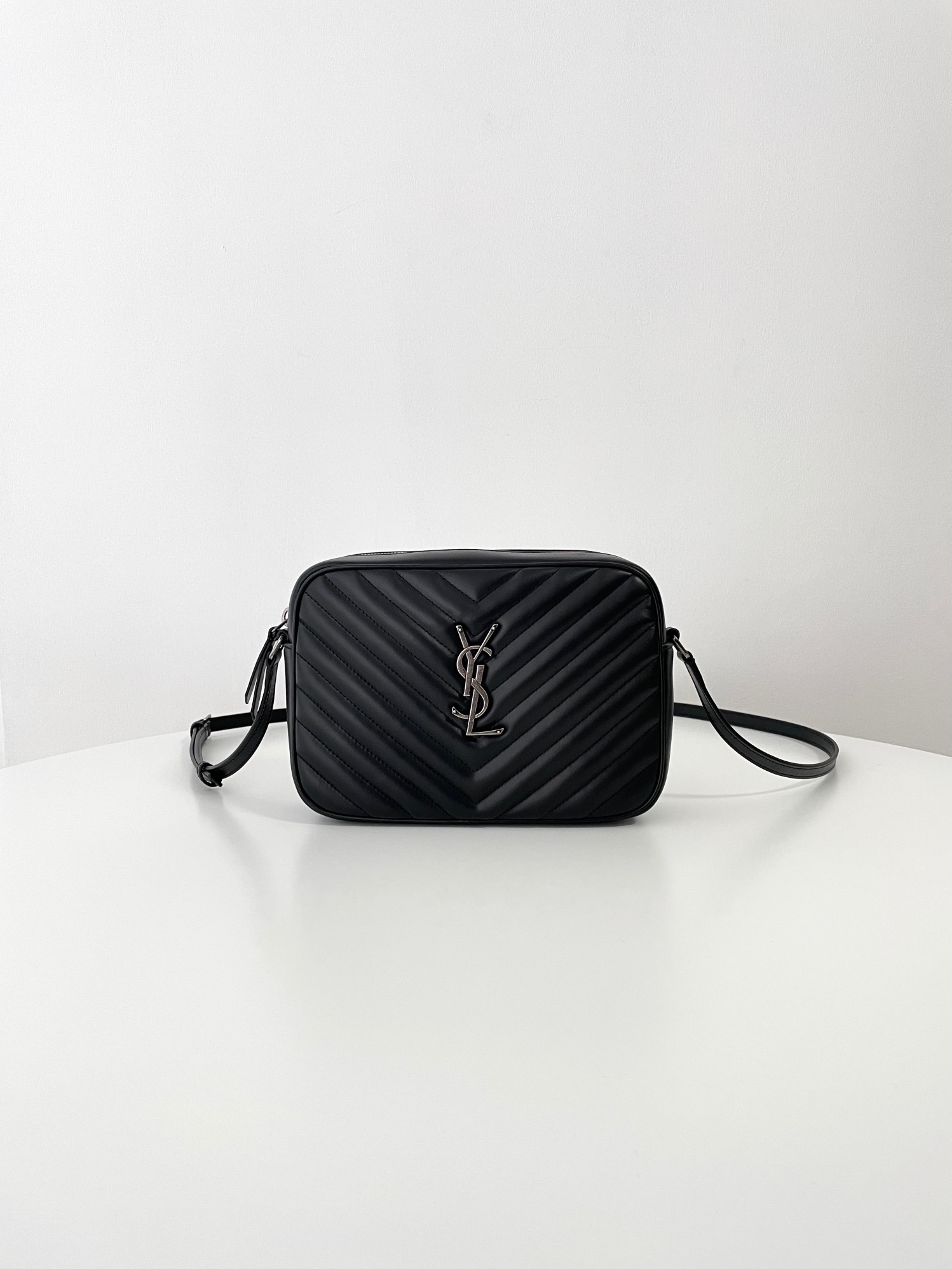 Yves Saint Laurent Bolsos de cámaras Negro Piel de vaca Cuero Casual