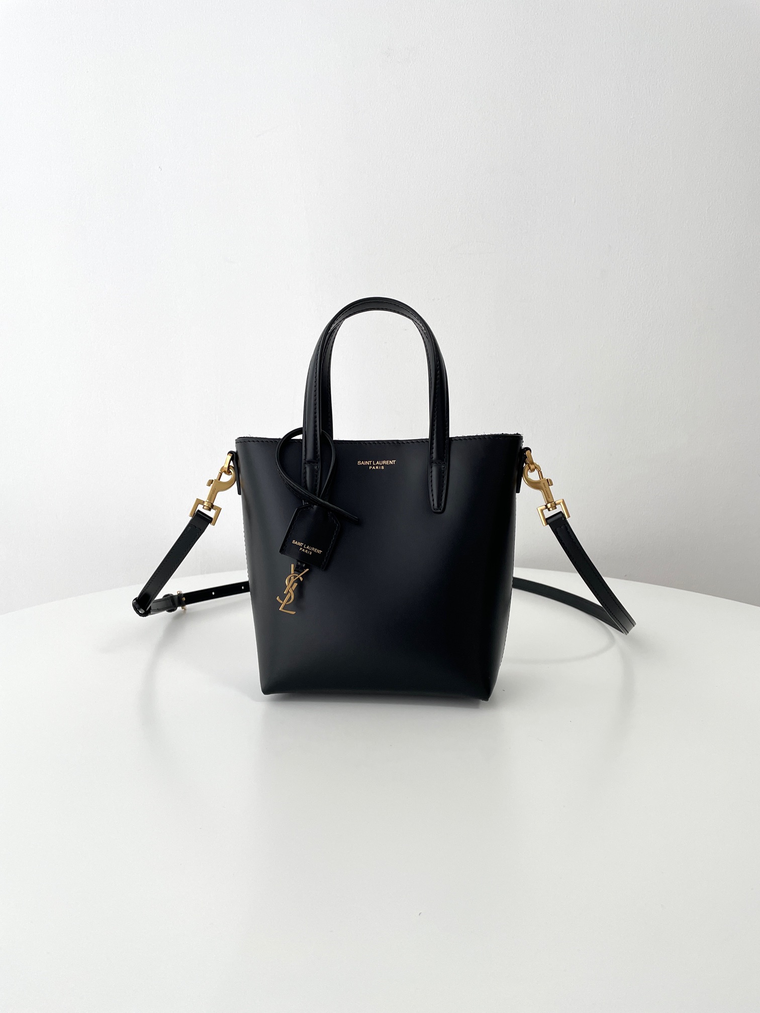 YSL TOY TOTE NOUVEAU MINI TOTE CHOSPAT SAG, bien que le petit soit très capable d’installer! Il n’y a pas de compartiments supplémentaires dans le sac, qui peuvent stocker des articles plus personnalisés! Tous sont soigneusement fabriqués à partir de la cuve de vache d’origine, avec un corps large et élégant, associé à des cintres YSL petits et exquis et à une rangée de gravure de marque et d’estampage en or, ce qui rend le haut du corps discret et noble! Les longues bretelles peuvent être supprimées afin que vous puissiez les organiser dans le style que vous aimez, que vous portiez ou que vous portez du corps! Modèle: 773995 Taille: 18x17x8cm