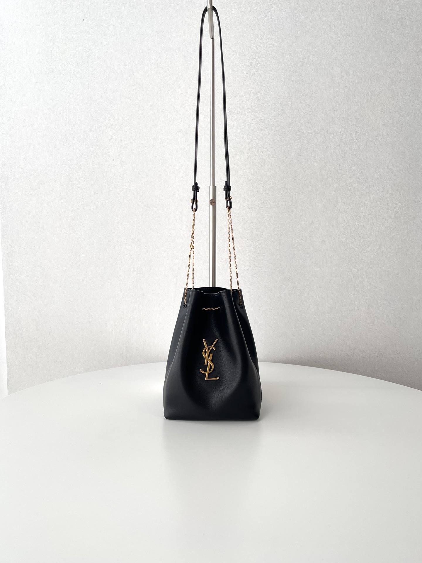 Compra réplica
 Yves Saint Laurent Bolsos de cubo Negro Empalme Piel de oveja Cassandra Cadena