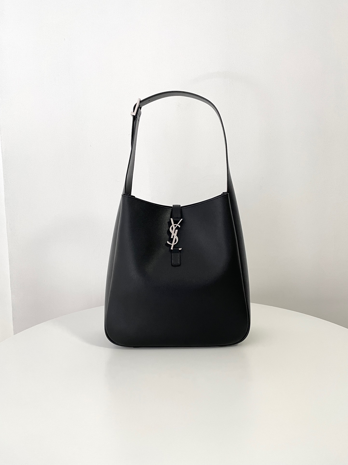 YSL Soft Hobo Silver Buckle Series suit 𝑳𝑬 5 𝐀̀ 7 Un autre fry de style roi après le sac sous les bras 🔥 Le site officiel du comptoir est même difficile à trouver‼ Çons conception hérite du type de sac de hobo très populaire, a une taille super parfaite, le haut du corps n’est pas lourd et peut en être équipé, et peut être compétent pour différentes occasions de la vie! Cuivre pur vibrant électroplé Electroplated Gold Logo Crochet Boucle et conception de clôture ➕ Modèle de lychee à la bouche de vache d’origine, qui est fabriqué et pratique! Le style général est décontracté et cool, et c’est un style super simple et agréable et généreux! ! Modèle: 753837 Taille: 30x31x13cm