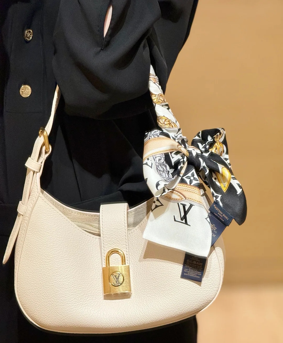 Louis Vuitton So beautiful [Low Key Shoulder armpit handbag] M24611 black 24885 brown 24990 white