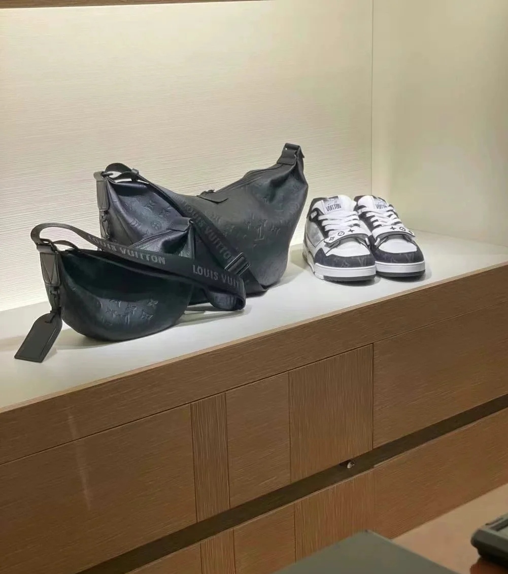 【HOBO HAMAC 手袋】M12850黑色
模特图