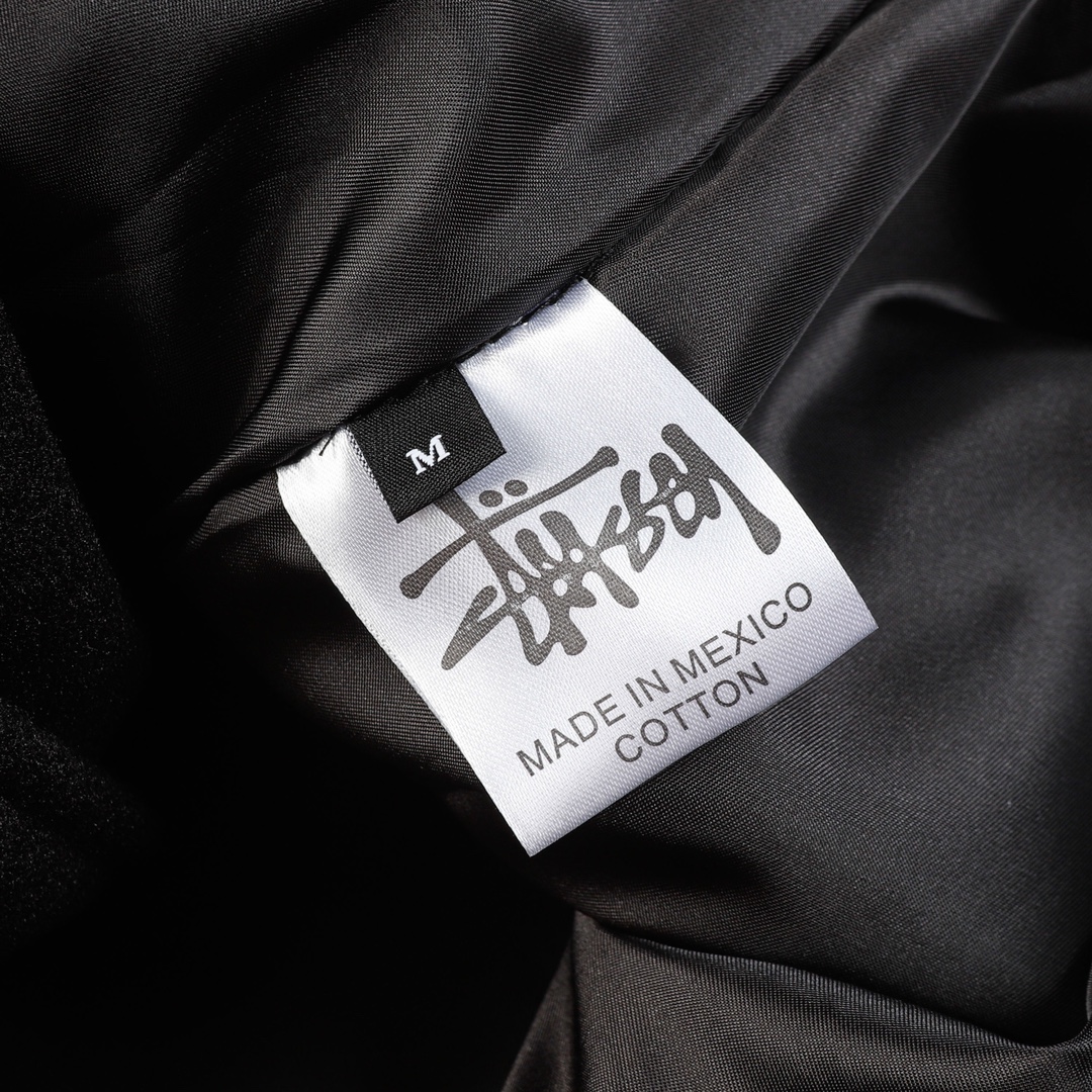 P185

斯图西ET棒球服 采用毛巾绣工艺 一比一还原五金配件，
荔枝纹皮革手袖搭配龙凤尼面料，舒适高档
M L XL XXL
