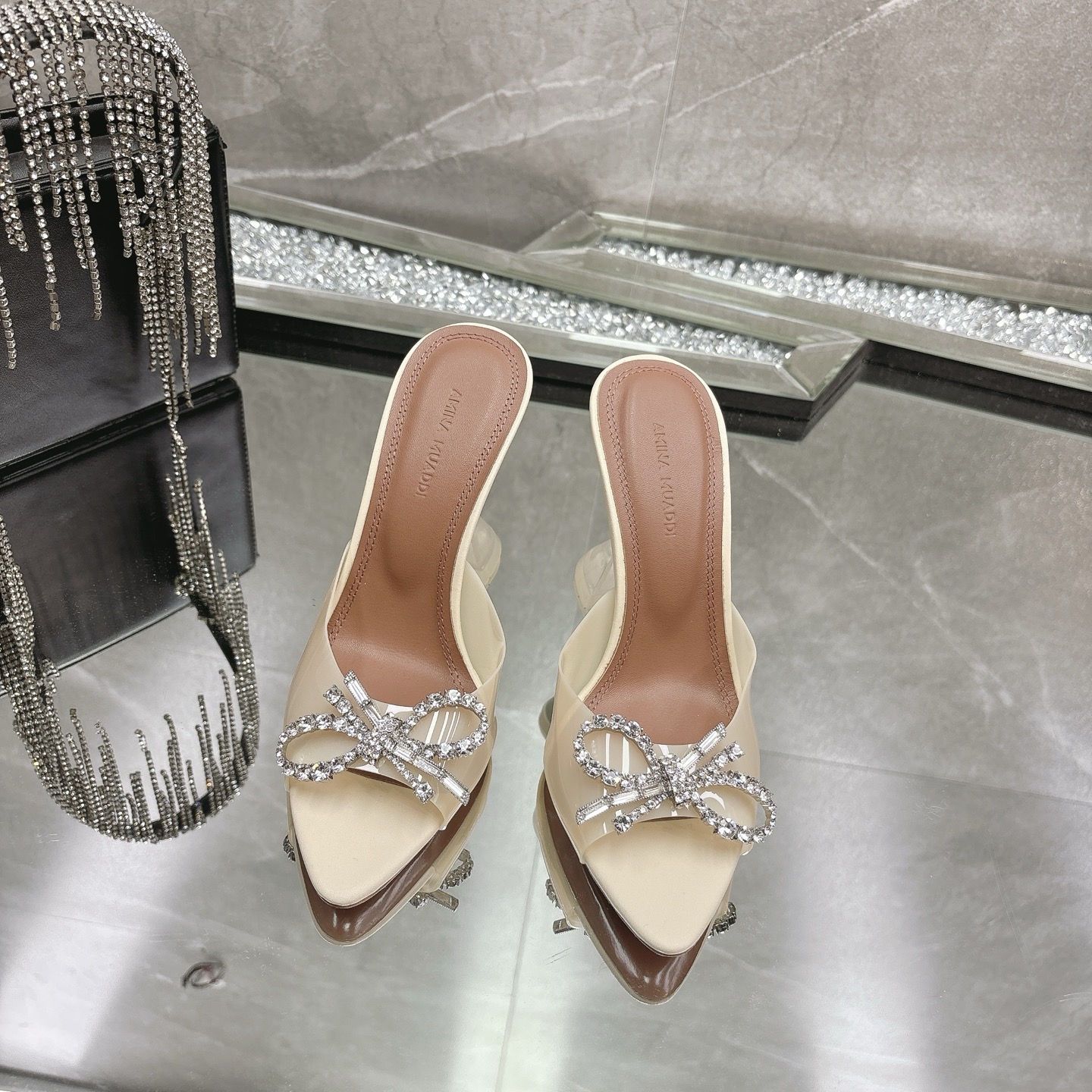 NO:262401,Top version Amina Muaddi Smooth diamond beautiful high heel sandals authentic 1:1 replica Top quality Buy original version Developed Sunflower Rhinestone buckle Customized mold (it took 2 months to come out) AM's new product this year, full of high-end feel, is Jimei's dream shoes!  Loved Loved!  The foot pads are removed from the original 1:1 color card and logo font design Italian leather outsole Injection molding process Heel height 9.8cm Size number 35-39 (34 40 41 42 Customized non-returning), high heels, sandals, high heels, Leather soles19860909顶级版本 Amina Muaddi 闪钻绝美高跟凉鞋  正品1:1 复刻 顶级品质  购买原版 开发 太阳花水钻扣 开模定制（历尽2个月才出来效果） AM今年新品 高级感十足 就是 集美们的梦中情鞋！爱了 爱了！ 垫脚都是拆掉原版1:1对色卡 以及logo字体设计 意大利真皮大底 注塑工艺 跟高 9.8cm 码数 35-39（34 40 41 42 定制不退换）,高跟鞋,sandals,high heels,Leather soles,Women's Shoes