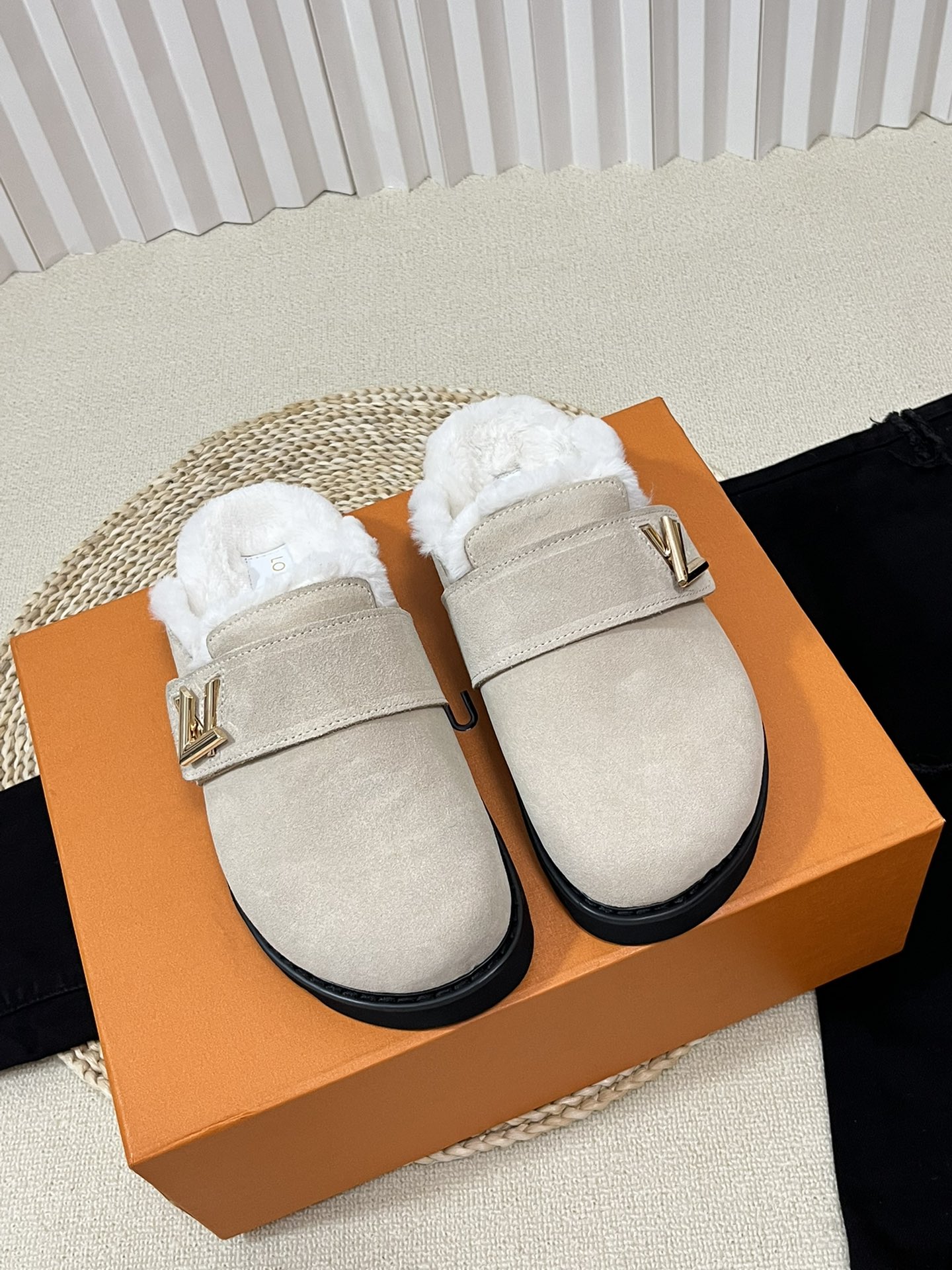 NO:578593,'Top version' Louis Vuitton Louis Vuitton Lv Baotou slippers, the latest popular series... [Colorful embossed sandals for couples] High-end lazy style, never tire of style, full of fashion!  Feel the details with heart Fabric: Original open-molded PVC embossed LoGo process o Inner lining: Wool lining Midsole: Original open-molded PU foam Outsole: Original open-molded PUPVC backing combination Code number: Women's size 35-40 (40 customized), semi-slip fur shoes, louis vuitton, louis vuitton, louis vuitton, louis vuitton, slippers19860909《顶级版本》  Louis Vuitton路易威登Lv包头拖鞋驴牌  最新爆款系列……【情侣彩色压花凉拖】 高级慵懒风,百看不厌款、时尚度拉满！细节用心感受 面料:原版开模PVC压花LoGo工艺o 内里:毛里 中底:原版开模PU发泡 大底:原版开模PUPVC底片组合 码数:女码35-40（40定制）,半拖毛毛鞋,louis vuitton,louis vuitton,louis vuitton,louis vuitton,slippers,Women's Shoes