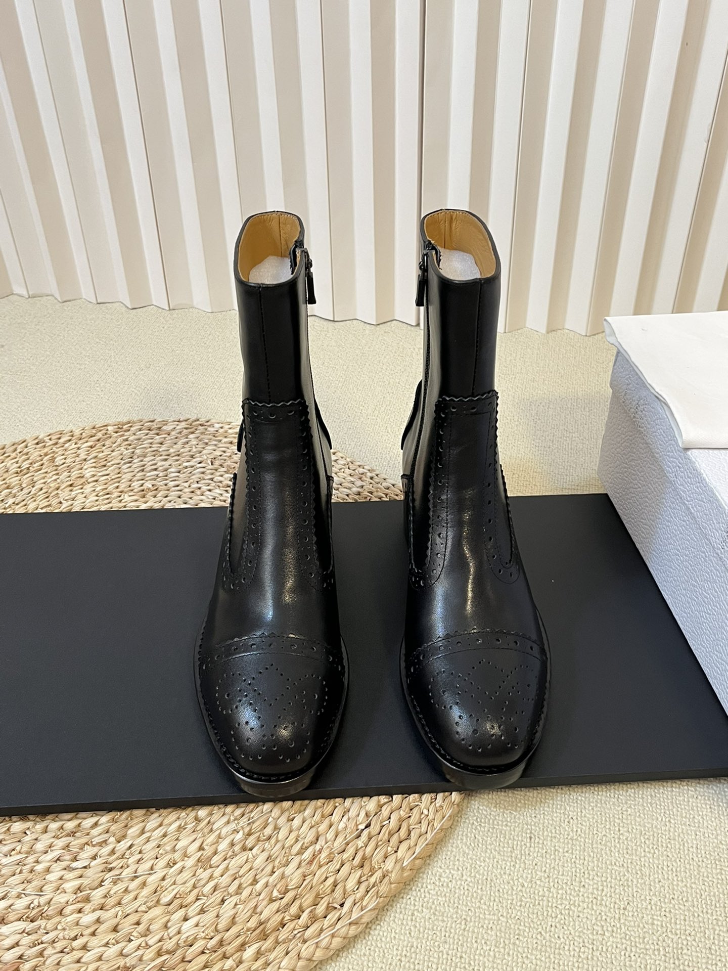 NO:576808,dio.r Dior autumn and winter new Chelsea high-definition series D-FOLK back zipper women's short boots Brogue carved elegant and noble star's same style thick heel round toe slip-on boots Knight boots The top version on the market, side zippers with elastic fiber Material upper imported calfskin + water-dyed cowhide lining + Italian injection molded leather outsole Heel height: 3.5CM  Size35-39 standard code (40.41 customization is not returnable), boots, dior, dior, boots, cowhide, Leather soles19860909dio.r迪奥秋冬切尓西新款走秀高定系列D-FOLK后拉链女短靴 布洛克雕花优雅高贵明星同款粗跟圆头一脚蹬长靴骑士靴 市面顶级版本,侧边拉链带弹力纤维 材质鞋面进口小牛皮+水染牛皮内里+意大利注塑真皮大底 跟高:3.5CM Size35-39标准码（40.41定制不退换）,靴子,dior,dior,boots,cowhide,Leather soles,Women's Shoes