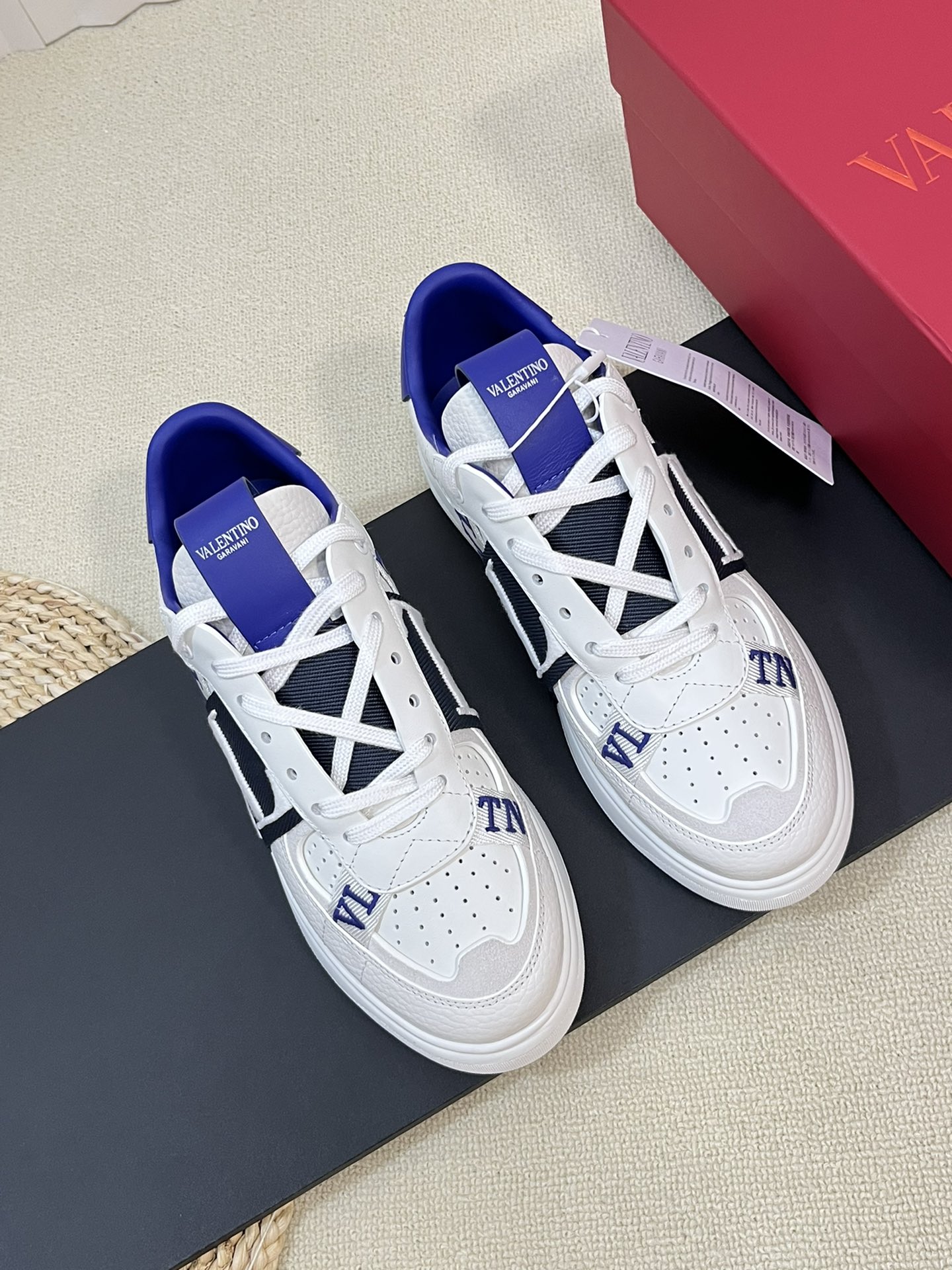 NO:613469,: Valentin...o 23 autumn and winter new colors are online. Couple style, top version. The upper design is really full of details, with webbing embroidery and the splicing of leather with different textures. It is visually very delicate. The combination of soles is also very stylish and echoes the color of the upper!  Original copy, perfectly presented!  Top quality 35-45, casual shoes/sports shoes, valentino, sneakers19860909: Valentin…o 23秋冬新色上线 情侣款 顶级版本 鞋面设计真是细节满满,织带刺绣,以及不同纹路的皮质的拼接运用,视觉上真的很精细了 鞋底组合而成的,也很有型,与鞋面配色都是有呼应的！ 原版copy,完美呈现！ 顶级品质35-45,休闲鞋/运动鞋,valentino,sneakers,Women's Shoes