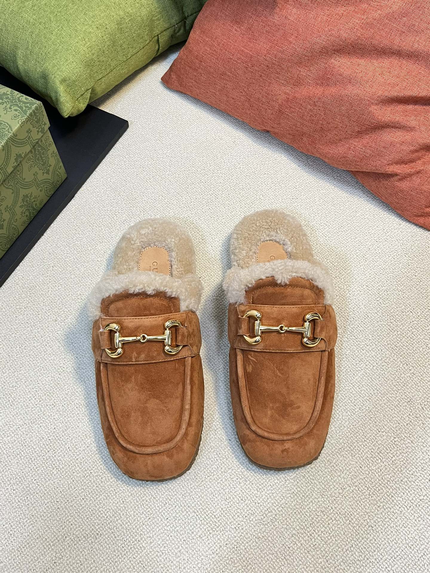 Gucci Pół kapcie Klapki buty mules Włosy królicze Guma Skóra owcza Wełna