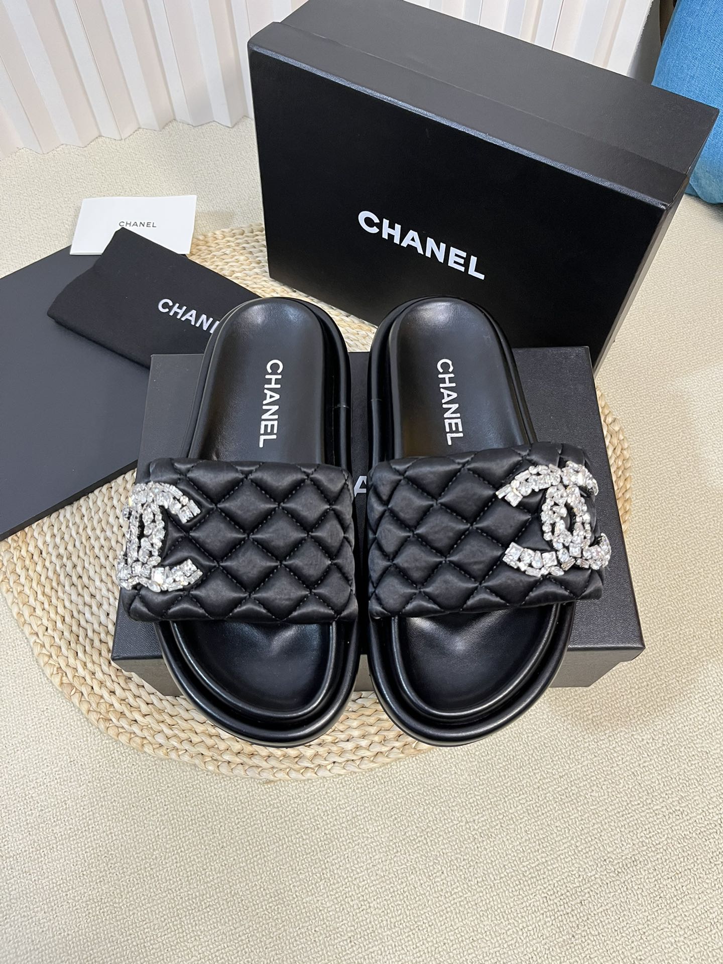 NO:258988,: Chanel Chanel new style diamond pattern large diamond buckle double C thick sole sandals original purchase and development Xiaoxiang classic spring and summer thick sole Velcro women's slippers Flat heel round toe retro silk cloth electric embroidered diamond buckle color-blocking open toe women's double C diamond buckle sandals Original custom imported high-density silk fabric imported soft sheepskin sole original molded open IP foaming material Sole thickness 4CM Size: women's 35-40, slippers, chanel, chanel, sandals, slippers, sheepskin, real silk19860909:  Chanel香奈儿新款 菱格纹大钻扣 双C 厚底 凉拖鞋 原版购入开发 做货 小香经典春夏款厚底魔术贴女拖鞋 平跟圆头复古真丝布电绣菱格拼色露趾女双C钻扣凉鞋 面料原版定制进口高密度丝绸面料 内里进口柔软羊皮 鞋底原版开模IP发泡材质 底厚4CM Size:女款35-40,拖鞋,chanel,chanel,sandals,slippers,sheepskin,real silk,Women's Shoes