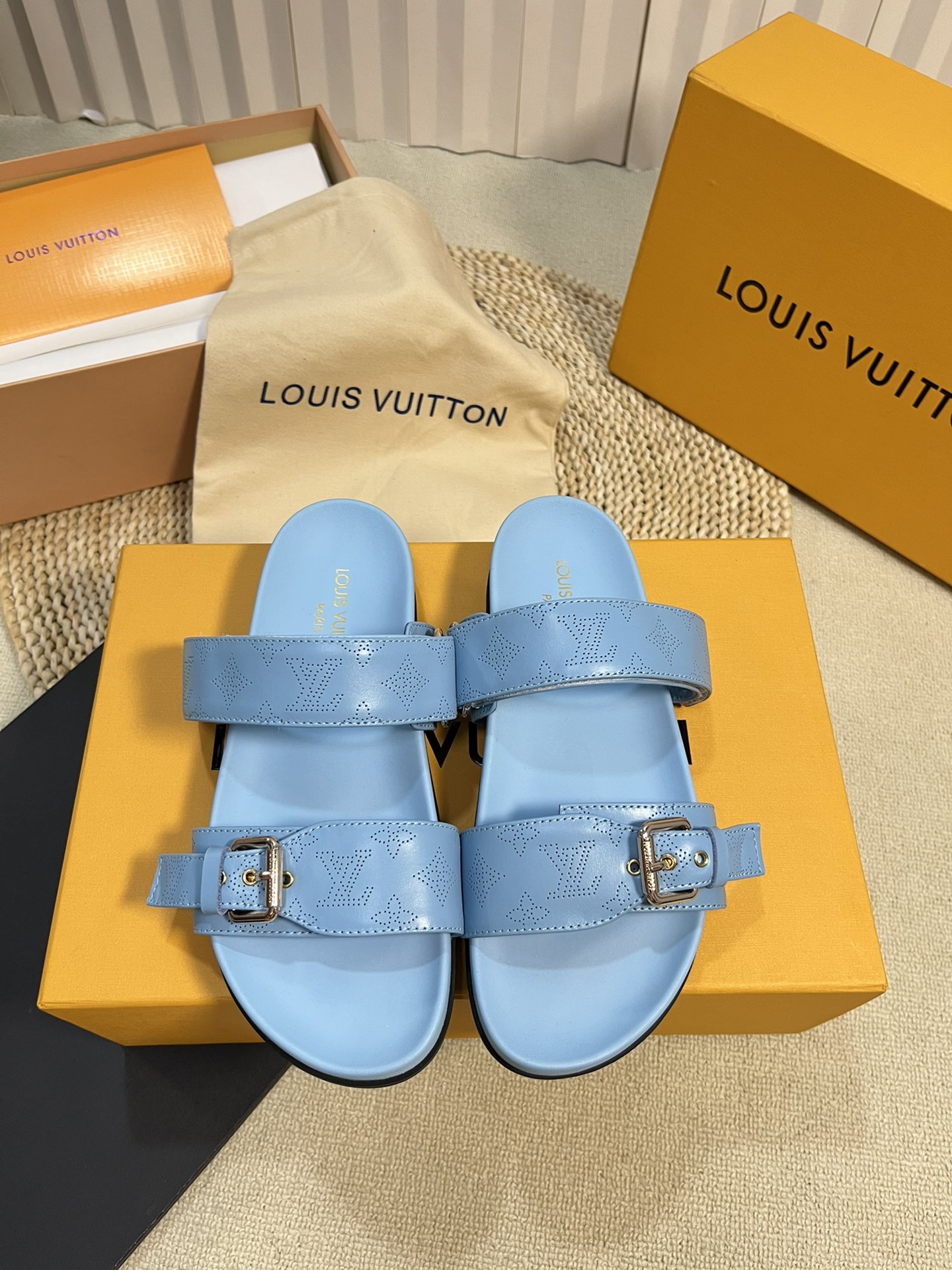 Più desiderato
 Louis Vuitton Scarpe Pantofole Incisione Pelle bovina Gomma di pecora Collezione Primavera/Estate