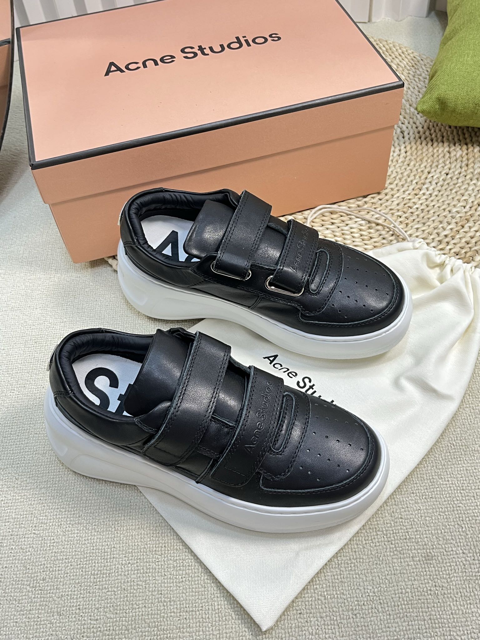 “Acne Studios’ Premium Thick Bottom Shoes for Fall/Winter Collection” - 图片 2