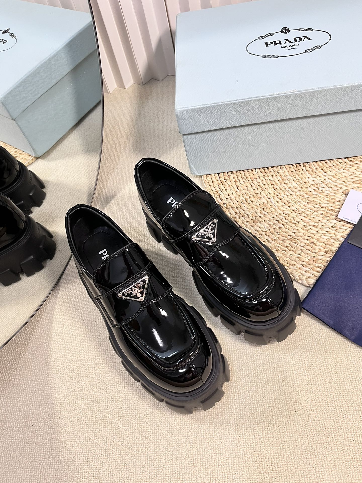 NO:482243,prada fw25 new arrival~ pjia 25 autumn and winter thick sole shoes new product, classic lace-up thick sole, embellished triangle mark, more recognizable, very pleasing and easy to wear!  The upper is beaded cowhide, lightweight and high-density foamed sole!  Top quality 35-41, loafers, prada, loafers, cowhide19860909prada fw25 new arrival～ p家25秋冬厚底鞋新品 经典系带厚底 点缀三角标,多了点辨识度 很耐看,很好穿！ 鞋面开边珠牛皮,轻便高密度发泡材质鞋底！ 顶级精品35-41,乐福鞋,prada,loafers,cowhide,Women's Shoes