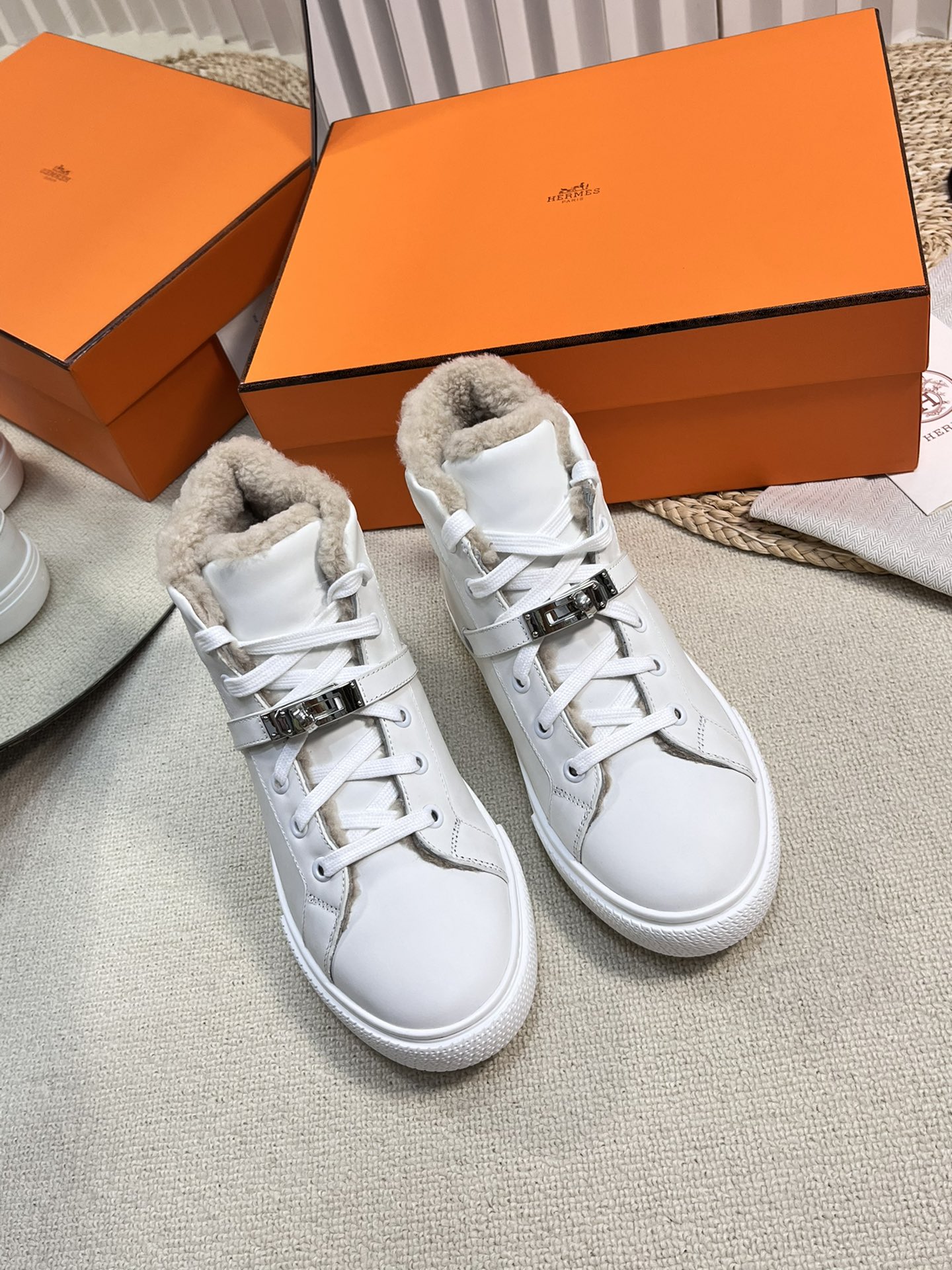 NO:559306,(High-top top version) Herm*s new autumn and winter fur Kelly buckle casual shoes are online!  Full of warmth!  The super cute plush Kelly buckle, the thick fur is soft when you step on it, it is very worth buying, the highest version on the market!  Purchasing level quality!  Noble temperament!  The H family rarely produces flat casual shoes, and they are styled with classic palladium-plated Kelly shoe buckles!  Create a fashionable urban look, which embodies the noble and elegant style of Hermès!  Seemingly simple but full of details, they are just ordinary casual shoes. With the Kelly buckle, they instantly look great!  (Gold buckle. Silver buckle) optional, please note when placing an order, super versatile, very comfortable on the feet, material selection, imported cowhide/cow leather, lining + foot pads, imported real wool, original stamped coded molded custom outsole, size female 35-40, (40 customized), boots, casual shoes/sports shoes, hermes, hermes, boots, sneakers, cowhide19860909(高帮 顶级版本) Herm*s 爱仕秋冬新款毛里Kelly扣休闲 鞋上线！满满的温暖感！可爱到不行的毛绒绒Kelly扣,厚实的毛踩上去软乎乎的 ,非常值得入手 市场最高版本！代购级别品质！贵族气质！ H家族很少出平底休闲鞋而且是搭配经典镀钯Kelly鞋扣的款式！打造时尚都市造型,非常体现爱马仕高贵典雅风格！看似简单却细节满满本是平平凡凡的休闲鞋 加上Kelly扣瞬间巨美！ (金扣.银扣)可选,下单请备注,超级百搭 脚感很舒服 选材面料进口牛皮/牛京皮 内里+垫脚 进口真羊毛 钢印编码原版开模定制大底 尺码女35-40、(40订做),靴子休闲鞋/运动鞋,hermes,hermes,boots,sneakers,cowhide,Women's Shoes