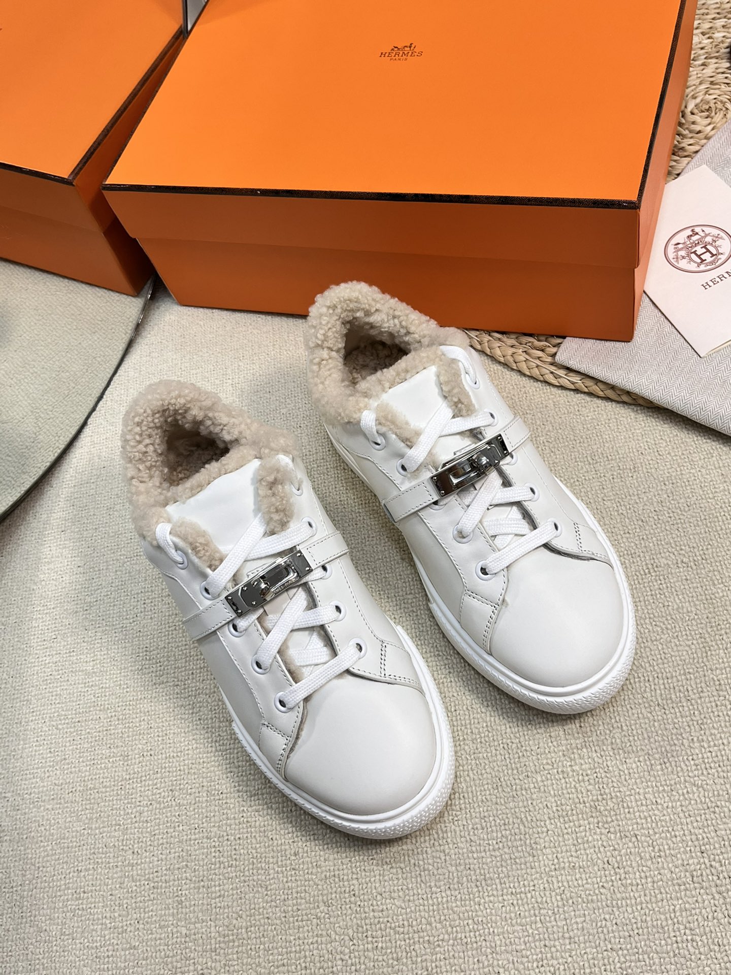 NO:559308,Herm*s new fall and winter Maoli Kelly buckle casual shoes are now online!  Full of warmth!  The super cute plush Kelly buckle, the thick fur is soft when you step on it, it is very worth buying, the highest version on the market!  Purchasing level quality!  Noble temperament!  The H family rarely produces flat casual shoes, and they are styled with classic palladium-plated Kelly shoe buckles!  Create a fashionable urban look, which embodies the noble and elegant style of Hermès!  Seemingly simple but full of details, they are just ordinary casual shoes. With the Kelly buckle, they instantly look great!  (Gold buckle. Silver buckle) optional, please note when ordering, super versatile, very comfortable on the feet, material selection imported cowhide/cow leather, lining + foot pads, imported real wool, original stamped coded molded custom outsole, size female 35-40, boots casual shoes/sports shoes, hermes,hermes,boots,sneakers,cowhide19860909Herm*s 爱仕秋冬新款毛里Kelly扣休闲 鞋上线！满满的温暖感！可爱到不行的毛绒绒Kelly扣,厚实的毛踩上去软乎乎的 ,非常值得入手 市场最高版本！代购级别品质！贵族气质！ H家族很少出平底休闲鞋而且是搭配经典镀钯Kelly鞋扣的款式！打造时尚都市造型,非常体现爱马仕高贵典雅风格！看似简单却细节满满本是平平凡凡的休闲鞋 加上Kelly扣瞬间巨美！ (金扣.银扣)可选,下单请备注,超级百搭 脚感很舒服 选材面料进口牛皮/牛京皮 内里+垫脚 进口真羊毛 钢印编码原版开模定制大底 尺码女35-40,靴子休闲鞋/运动鞋,hermes,hermes,boots,sneakers,cowhide,Women's Shoes