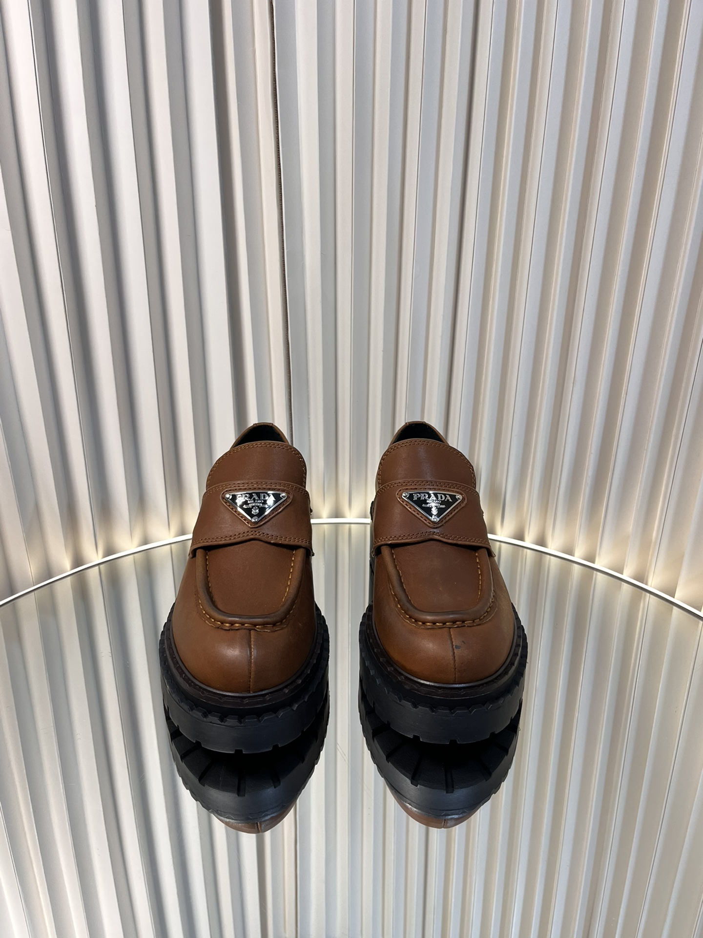 NO:613389,'Top version of Prada' New triangular buckle thick-soled loafers, super durable and durable, a slimming tool for slimming legs, simple and elegant, shorty music, classic triangular buckle with toothed thick sole, classic and fashionable but not outdated, new outsole, everyone loves it and can easily control it!  !  It explodes every year. There is also a versatile classic shoe last, which is enough to conquer you. Wear it, you can add height to the casual style, it is simple and handsome. The fabric is custom-made cowhide / open-edge beaded leather. The lining is custom-made sheepskin. The heel height is 5CM. The size is 35-40 (customized 41). Loafers, prada, loafers, cowhide, sheepskin19860909《顶级版本普拉达》 新三角扣厚底乐福鞋 超级耐看 耐穿 瘦腿神器 简约大气 矮子乐 经典三角扣加齿牙厚底 经典时尚不过时,全新款大底 人人都爱也轻松驾驭！！每年都会爆.还有就是百搭经典的鞋楦,足以征服你,穿上它,增高休闲两不失误,上脚简单帅气 面料定制牛皮面/开边珠亮皮面 内里定制羊皮 跟高5CM 码数35-40（41订制）,乐福鞋,prada,loafers,cowhide,sheepskin,Women's Shoes