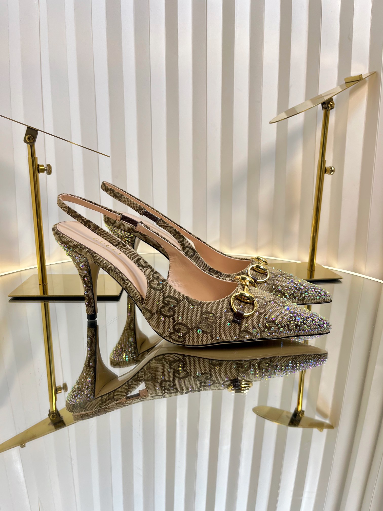 NO:261176,Gucci horse-buckle light-mouth sandals and high heels are carefully embellished with dazzling facet crystals, injecting a unique style into the classic style. The iconic letter pattern canvas adds a touch of timeless and elegant charm, paying tribute to the brand's immortal heritage. This design has been carefully crafted, luxurious and yet boasting, expressing personal opinions with full voice. Diamond craftsmanship, imported high-end G G canvas, inner/foot pad full grain pattern high-end lambskin, sole, top Italian genuine leather sole, heel height 1cm/5cm/10cm (3 heel heights) Size 35-42 (40/41/42 custom made without return and exchange), sandals, gucci, sandals, high heels, sheepskin19860909Gucci马衔扣浅口凉鞋高跟鞋这款鞋履精心点缀璀璨夺目的多刻面水晶,为经典款式注入别样风情.标志性字母图案帆布添上一丝隽永优雅韵味,致敬品牌的不朽传承.这款设计经过精心制作,奢华之余不失张扬前卫,尽情表达个性主张.烫钻工艺 鞋面进口高档G G帆布 内里/垫脚全粒纹高档小羊皮 鞋底意大利顶级真皮底 跟高1cm/5cm/10cm (3个跟高） 码数35-42（40/41/42定做不退换）,凉鞋,gucci,sandals,high heels,sheepskin,Women's Shoes