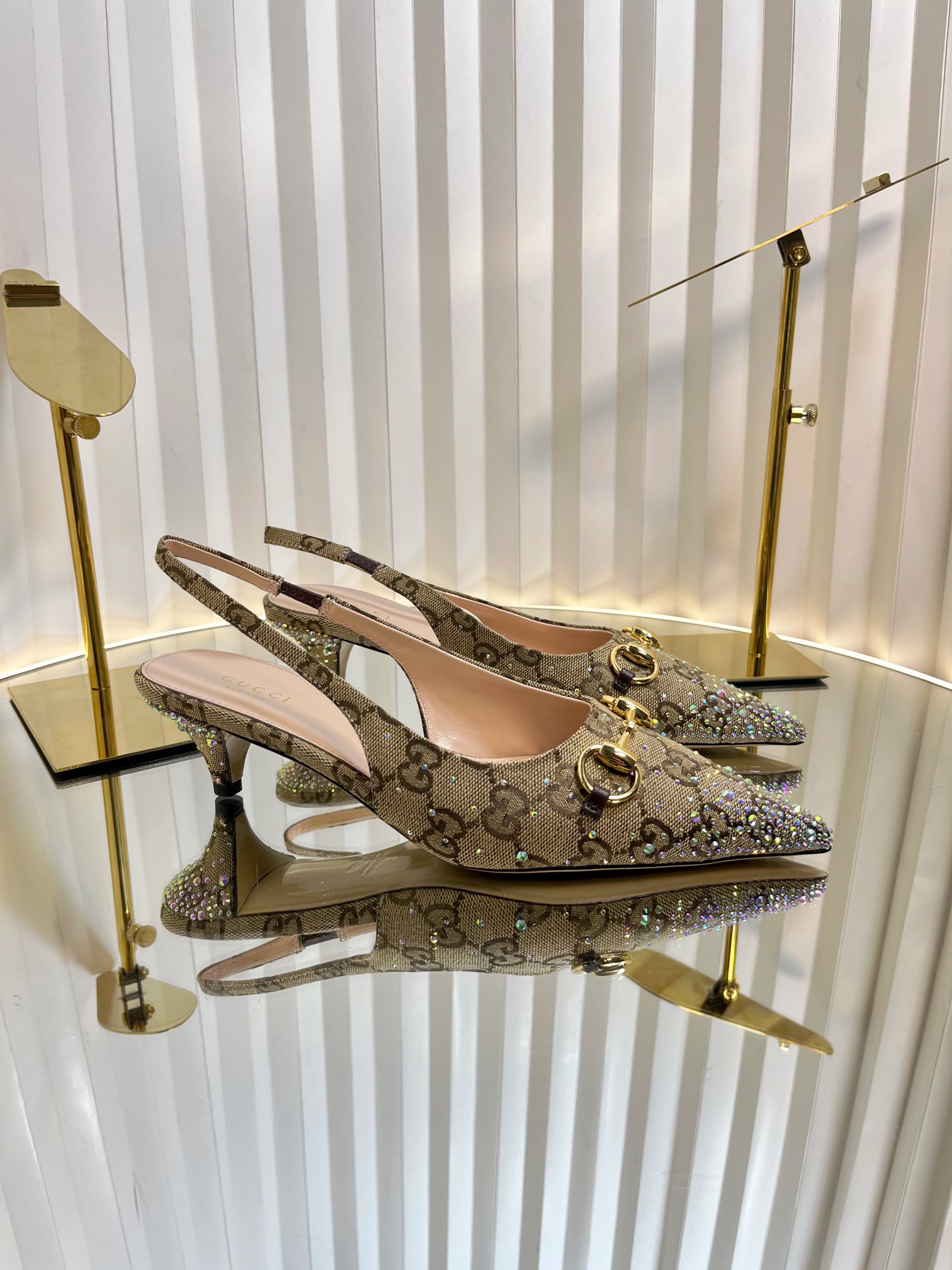 NO:166538,Gucci horse-buckle light-mouth sandals and high heels are carefully embellished with dazzling facet crystals, injecting a unique style into the classic style. The iconic letter pattern canvas adds a touch of timeless and elegant charm, paying tribute to the brand's immortal heritage. This design has been carefully crafted, luxurious and yet boasting, expressing personal opinions with full voice. Diamond craftsmanship, imported high-end G G canvas, inner/foot pad full grain pattern high-end lambskin, sole, top Italian genuine leather sole, heel height 1cm/5cm/10cm (3 heel heights) Size 35-42 (40/41/42 custom made without return and exchange), sandals, gucci, sandals, high heels, sheepskin19860909Gucci马衔扣浅口凉鞋高跟鞋这款鞋履精心点缀璀璨夺目的多刻面水晶,为经典款式注入别样风情.标志性字母图案帆布添上一丝隽永优雅韵味,致敬品牌的不朽传承.这款设计经过精心制作,奢华之余不失张扬前卫,尽情表达个性主张.烫钻工艺 鞋面进口高档G G帆布 内里/垫脚全粒纹高档小羊皮 鞋底意大利顶级真皮底 跟高1cm/5cm/10cm (3个跟高） 码数35-42（40/41/42定做不退换）,凉鞋,gucci,sandals,high heels,sheepskin,Women's Shoes