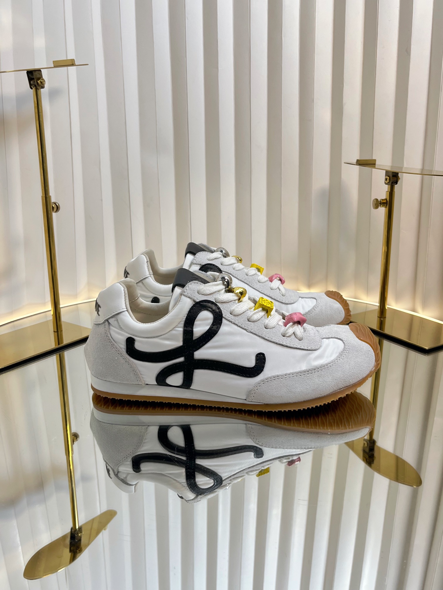 NO:236783,No button LOEWE Loiwei couple sneakers, Deshuang shoes, Forrest Gump shoes, counter show synchronizes new color matching Deshuang shoes retro trend 4-color small buckle embellishment, casual white shoes, original development, making goods, Loiwei's latest style, endless sports, bold and luxurious design, fashion craftsmanship and sports spirit, create a perfect art piece, shoes are very light, shopping is gone, zero pressure, skirts and pants are very versatile Fabric: original customized suede/cowhide/cloth splicing, imported soft sheepskin patchwork, original opening mold combination TPR material, two-color bottom, thick and height increase of 3CM  Size: Women's 35-41 (40.41 custom made) Men's 39-45 (45 custom made), casual shoes/sports shoes, loewe, loewe, sneakers, skirts, cowhide, sheepskin, chamois leather19860909无扣 LOEWE 罗意威情侣款运动鞋 德训鞋 阿甘鞋 专柜走秀同步新配色德训鞋复古潮流 4色小扣饰点缀 休闲小白鞋 原版开发 做货 罗意威最新款 运动无止境,设计大胆奢华,时尚工艺与运动精神融合创造出一款完美艺术单品 ,鞋子很轻便,逛街暴走零压力,配裙子裤子都非常百搭 面料:原版定制麂皮/牛皮/布面拼接 内里进口柔软羊皮拼布里 鞋底原版开模组合TPR材质双色底 底厚增高3CM Size:女35-41（40.41定做）男39-45（45订做）,休闲鞋/运动鞋,loewe,loewe,sneakers,skirts,cowhide,sheepskin,chamois leather,Women's Shoes