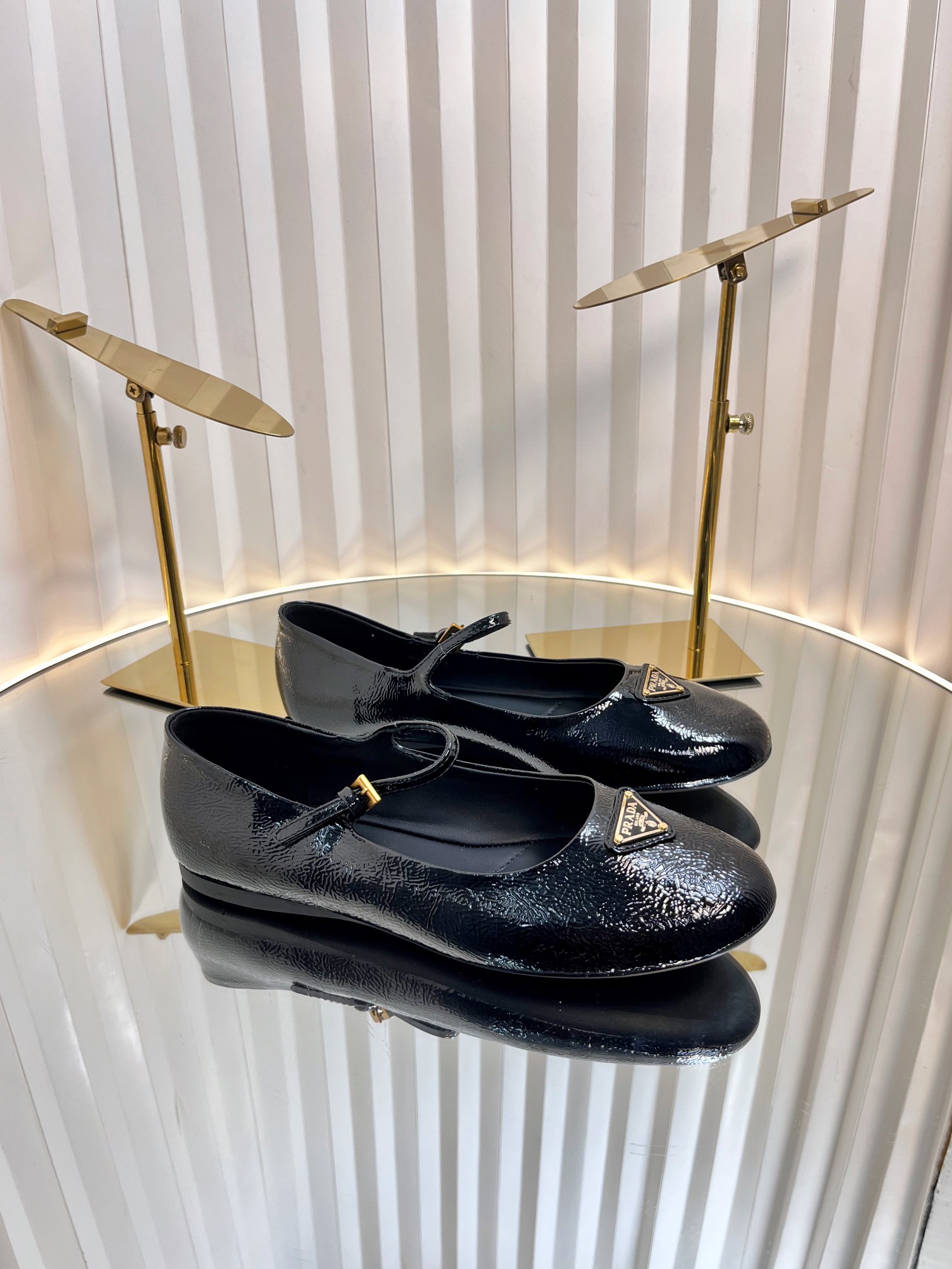 NO:240597,PRADA's new product, strength is coming. Prada Glow's limited-time store's very shiny items, Mary Zhen single shoes, ballet shoes, super popular series of products, major internet celebrities Qiao Xin, Cheng Xiao, and Liu Lingzi's same round-toe triangle buckle (Mary Zhen single shoes)!  Fashionable and versatile nice items, all kinds of beauties have stood firm, and the exclusive new one is available!  Sisters who like to wear high heels but are afraid of being tired will come over. The flat bottom will definitely make your feet light, and you will not be tired at all, and your feet will be steadily and relaxed!  The Italian counter purchasing original shoes are developed, 1 to 1, which is replicated in the original flavor. This year's theme is not defined to reflect the texture through simplicity and simplicity. The fabric is imported sheepskin/soft patent leather. The triangular mark has the same tactile concave and convexity as the original version, matched with the original rubber outsole. Size: #35-40 (40 custom made without return or exchange), ballet shoes, prada, prada, mary jane, high heels, sheepskin19860909PRADA 普拉达新品 实力来袭 Prada Glow限时店很闪亮的单品 玛丽珍单鞋 芭蕾舞鞋 超级爆系列爆品,各大网红明星乔欣,程潇,刘令姿同款圆头三角扣（玛丽珍单鞋）！ 时髦百搭nice单品,各路美女站稳了,独家上新啦！喜欢穿高跟鞋又怕累的姐姐们看过来,平底绝对让脚步轻盈,百分百不累脚,上脚稳稳的轻松！ 意大利专柜代购原版鞋开发,1比1照足原味复刻.今年的主题就是不被定义 通过简单简洁体现质感 面料进口绵羊皮/软漆皮 三角标触感凹凸感和原版一致,搭配原版橡胶大底 Size:#35-40(40订做不退换）,芭蕾舞鞋,prada,prada,mary jane,high heels,sheepskin,Women's Shoes