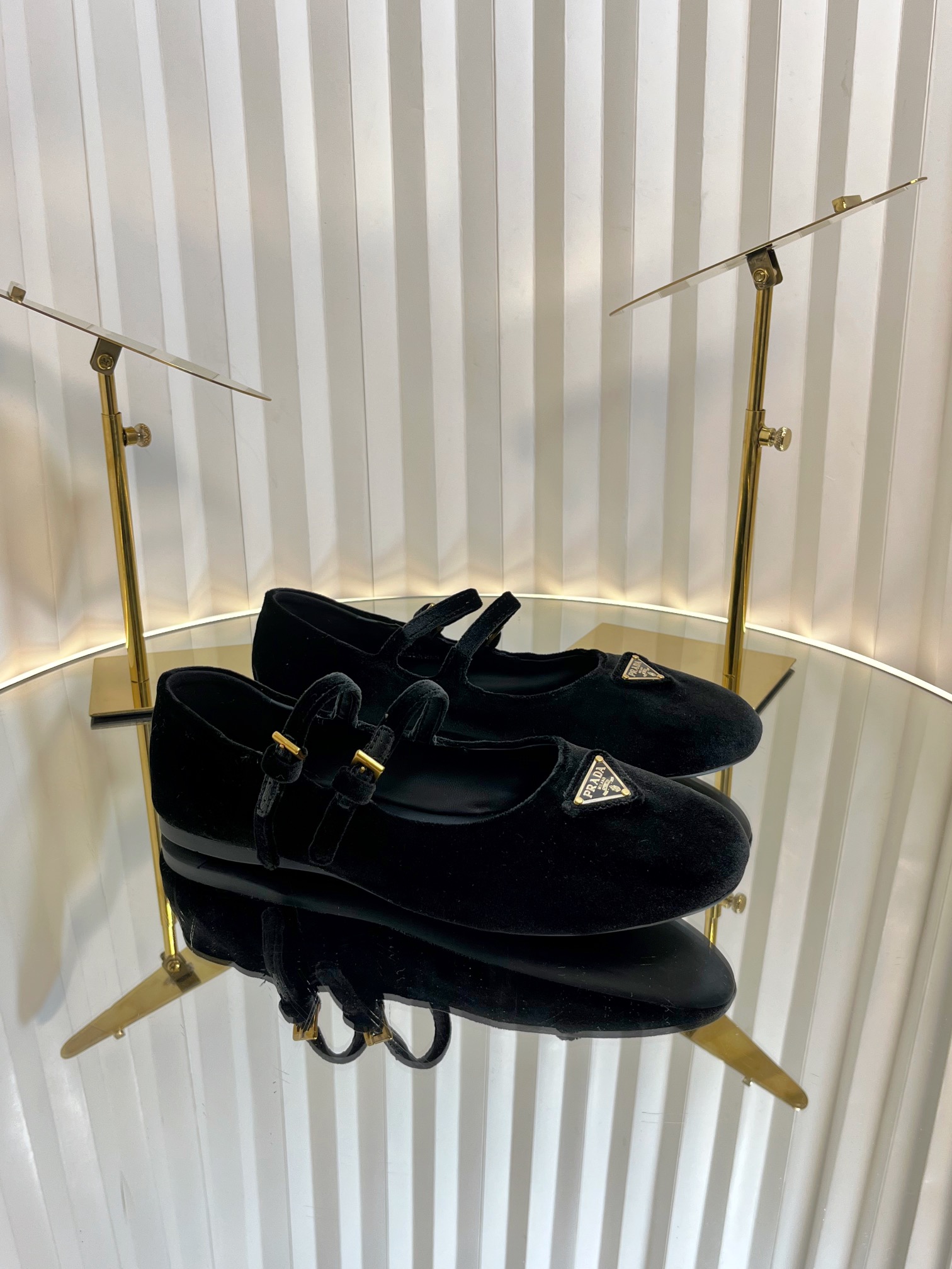 NO:240599,PRADA's new product, strength is coming, Prada Glow's limited-time store's shiny item, ballet shoes Prada Mary Jane, soft to take off, prada The best flat sole in history, this spring and summer style has been replaced with a rubber sole, which saves the anti-slip sole, and the foot feels invincible!  It's soft and glutinous and not tired. It's really practical to wear when you make a bend of 90 degrees!  Upper sheepskin/velvet sole anti-slip rubber outsole size 35-40 (40 custom made without return, ballet shoes, prada, prada, mary jane, sheepskin19860909PRADA 普拉达新品 实力来袭 Prada Glow限时店很闪亮的单品 芭蕾舞鞋Prada玛丽珍 软到起飞啊 prada 史上最好穿的平底了吧 这次春夏款换成了橡胶底,贴底防滑都省了,脚感无敌啊！软软糯糯暴走不累 90度打弯,真的是实穿呀！ 鞋面羊皮/天鹅绒 鞋底防滑橡胶大底 码数35-40（40定制不退换,芭蕾舞鞋,prada,prada,mary jane,sheepskin,Women's Shoes