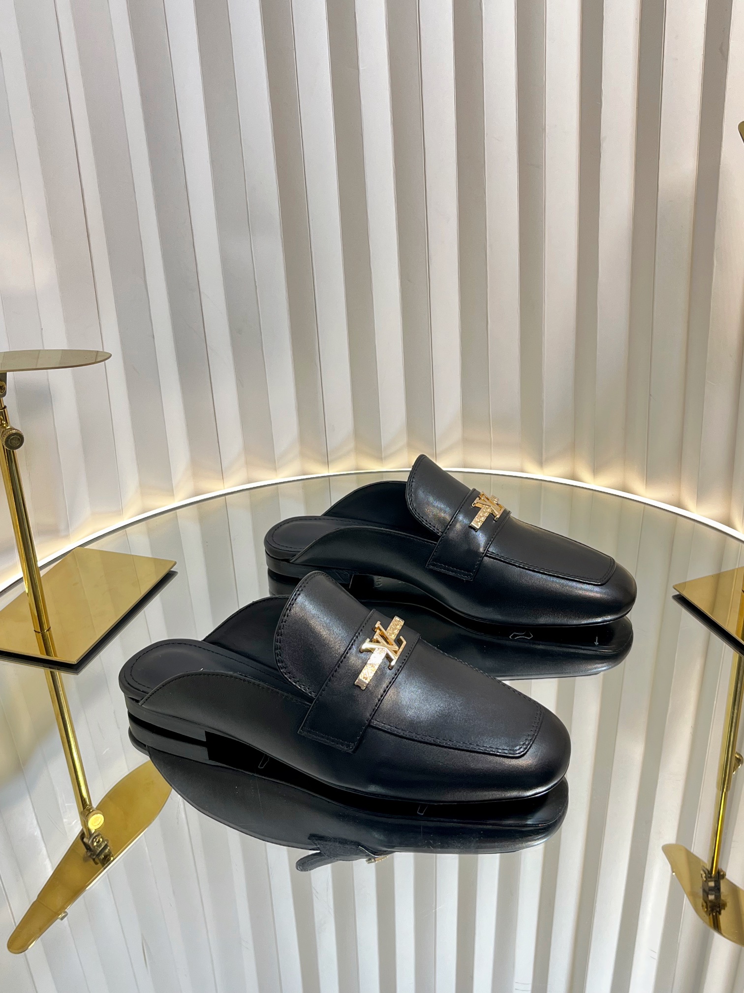 NO:166573,Louis Vuitton lv louis vuott…on fw25 new arrival ~ the latest fur slippers in autumn and winter ~ This pair of fur drags is also very beautiful!  The cortical ones are very advanced!  !  !Paired with jeans in autumn and winter, it is simply perfect!  Do you have the ideal height immediately when you wear it?  Big love style, with fashion elements, the upper appearance is full of nobleness. Wearing it can always show the feminine fashion charm, fashionable but not overly ostentatious, the upper is high-end sheep pendant plus the donkey letter button is so beautiful, the upper is imported/denim/grey leather/lambskin, outsole Italian leather outsole, imported sheepskin inside, size 35-41 (40.41 customized), semi-torque, louis vuitton, louis vuitton, louis vuitton, louis vuitton, louis vuitton, louis vuitton, louis vuitton, louis vuitton, louis vuitton, slippers, shorts, sheepskin, sheep, Leather soles19860909路易威登lv louis vuott…on fw25 new arrival～秋冬最新款毛毛拖鞋～ 这双毛拖也是好好看！皮质的就是非常高级呀！！!搭配秋冬的牛仔短裤 简直就是完美呀！穿上立马拥有理想的身高有没有！ 大爱款,有时尚元素,鞋面外表 贵气感十足 穿上它总能展现女性时尚韵味 时尚却不过分张扬,鞋面高档羊猄加上 驴家字母扣实在太美 鞋面进口/牛仔布/油脂皮/小羊皮 大底意大利真皮大底 内里进口羊皮里 码数35-41(40.41订做),半拖,louis vuitton,louis vuitton,louis vuitton,louis vuitton,louis vuitton,slippers,shorts,sheepskin,sheep,Leather soles,Women's Shoes