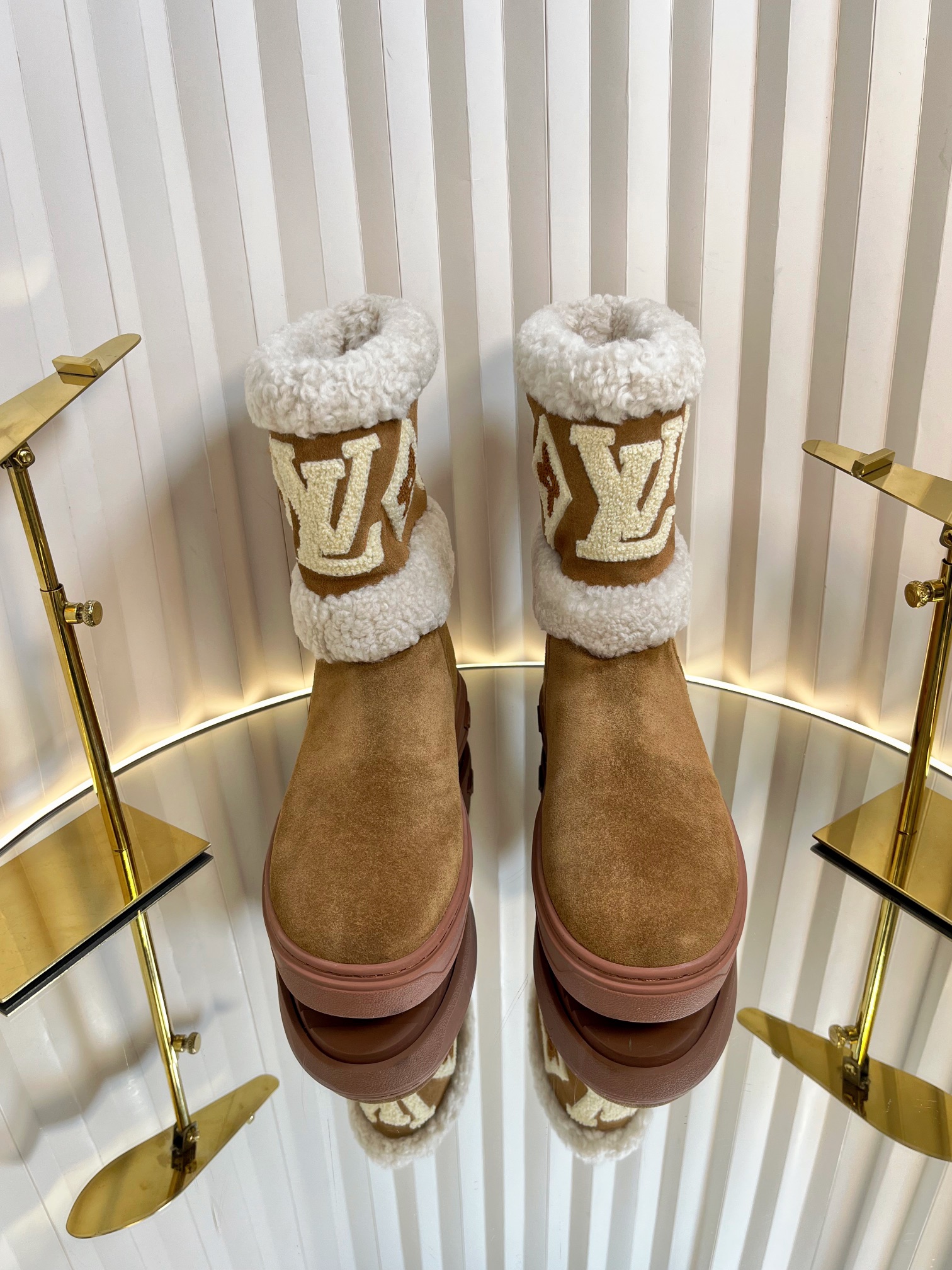 NO:488935,,L autumn and winter new wool short boots, imported fur integrated lamb wool, made with large logo prints, super beautiful!  The upper material is thicker mercerized beef reverse velvet, short wool inside, and original customized A-grade rubber for soles!  It's both functional and fashionable!  Size35-41 (40.41 custom made without return), snow boots, boots19860909,L秋冬新品羊毛短靴,进口皮毛一体羔羊毛,做大Logo印花,超美！ 鞋面材质是比较厚实的丝光牛反绒,内里短羊毛的,鞋底原版定制A级胶料！ 功能性和时髦度都满分！ Size35-41（40.41定做不退换）,雪地靴,boots,Women's Shoes