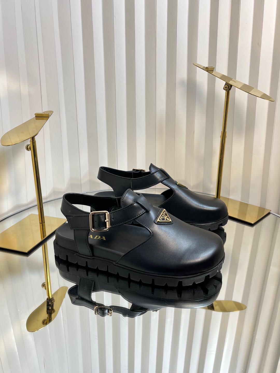 NO:240601,Prad* a serrated bottomed Rome new sandals super hot prad* Prada 2025 latest spring and summer serrated Rome super light sandals!  Retro, fashionable and avant-garde wheel teeth make the whole pair of shoes light, comfortable, bright colors satisfy the choices of fashionable people in different styles! The iconic metal triangle logo is matched with the ancient beach sandals, and every element is on the trendy point! Upper, oxen/cowhide, calfskin, inner calfskin, original 1:1 outsole size35~39 (40 custom made, no return or exchange), sandals, prada, prada, sandals, cowhide19860909Prad* a锯齿底罗马新款凉鞋 超火爆prad*普拉达2025最新春夏锯齿罗马超轻 凉鞋！复古时髦前卫的轮齿 让整双鞋轻便舒适鲜艳色彩满足不同风格时髦人士的多种选择!标志性金属三角标搭配古沙滩凉鞋造型,每一个 元素都踩在时髦点上! 鞋面 牛猄/牛皮 内里小牛皮 大底 原版1:1大底 size35～39（40订做不退换）,凉鞋,prada,prada,sandals,cowhide,Women's Shoes