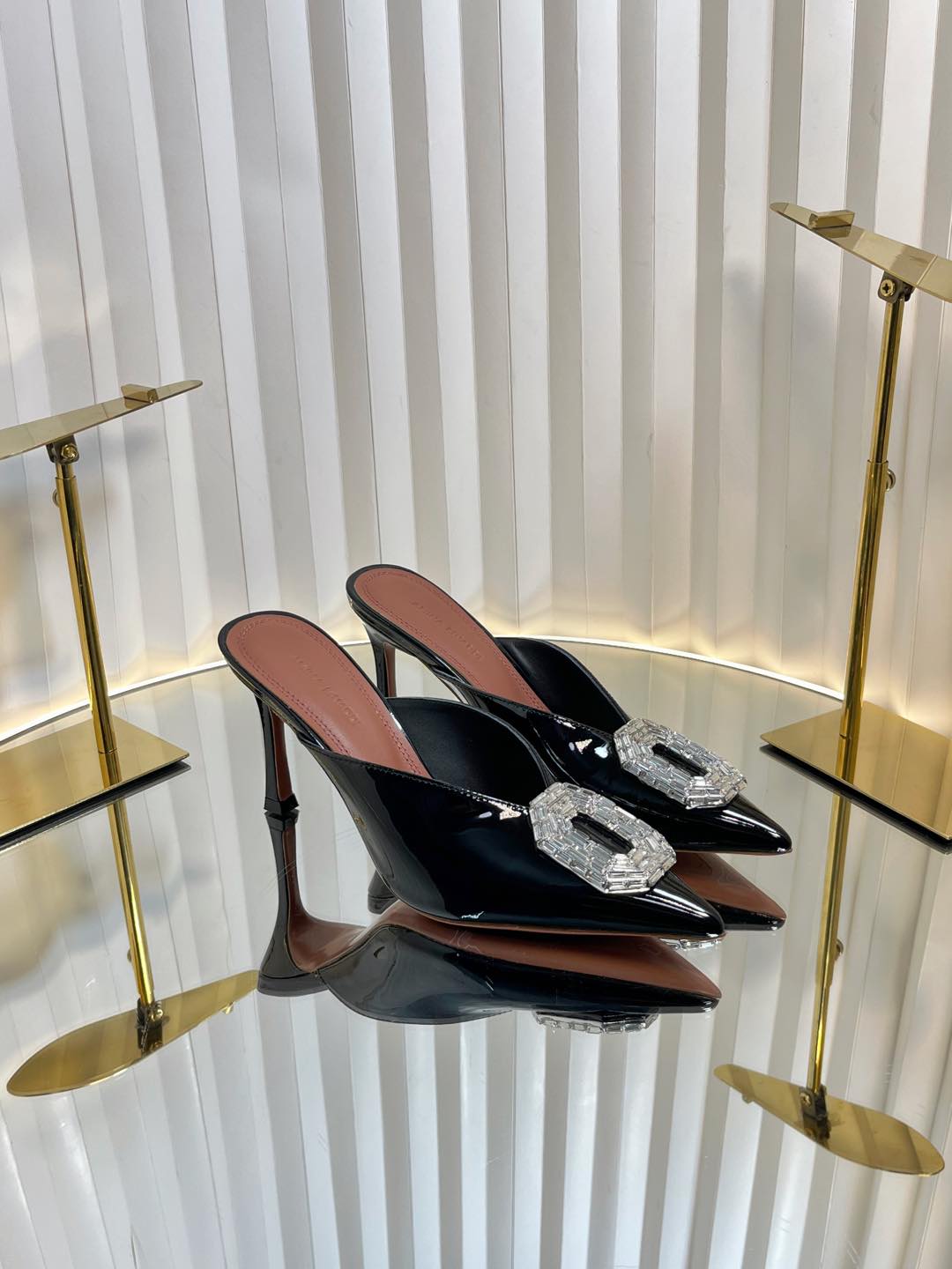 NO:258962,Cinderella crystal shoes!  It doesn’t matter if there is no prince!  Every girl is already happy enough to have a pair of Cinderella’s crystal shoes~ No man, she wants beautiful shoes!  Designed in France, exquisite high heels made in Italy, the toes will not be exposed too much, it is a pair of high heels with temperament!  It is a must-have collection!  Original imported silk with diamonds, inner lining, foot pad imported sheepskin, large sole injection molded leather outsole, heel height 9CM Size35-42 (40.41.42 custom made without return), high heels, high heels, sheepskin, real silk, Leather soles19860909灰姑娘水晶鞋！没有王子不要紧！每个女生只要拥有一双灰姑娘的水晶鞋就已经够幸福~ 不用男人,要美鞋！法国设计,意大利制造的精致高跟鞋,脚趾不会外露太多,是一双很有气质的高跟鞋！是必收藏款！ 面料原版进口真丝搭配钻石 内里.垫脚进口羊皮里 大底注塑真皮大底 跟高9CM Size35-42（40.41.42定做不退换）,高跟鞋,high heels,sheepskin,real silk,Leather soles,Women's Shoes