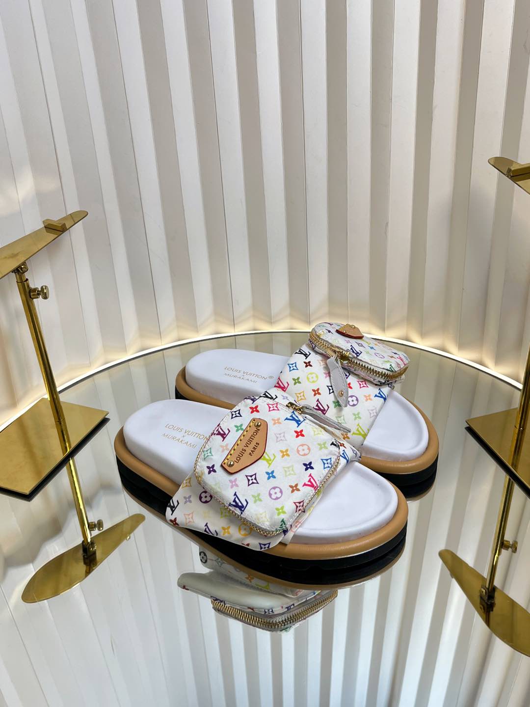 NO:173084,LV 2025 hit, embossed logo, embossed sandals, Pool Pillow Comfort, flat sandals, material and technology fabric, reinterpreted with high-frequency imprinting technology, Monogram pattern, soft padded upper with adjustable Velcro, comfortable and tough insole, add harmonious color, fabric, original customized technology fabric, inner soft sheepskin, sole, original open molded rubber foamed sole, size: 35-45 (for women, 40, customized for men, 45), slippers, louis vuitton, slippers, sheepskin19860909LV 2025爆款 浮雕logo 压花 凉拖鞋 Pool Pillow Comfort 平底凉拖取材科技织物 以高频压印技术重绎 Monogram 图案 柔软加垫鞋面搭配可调节魔术贴 舒适韧性鞋垫再添和谐色彩 面料 原版定制科技织物 内里 柔软羊皮里 鞋底 原版开模橡胶发泡大底 码数: 35-45（女40 男45定做）,拖鞋,louis vuitton,slippers,sheepskin,Women's Shoes