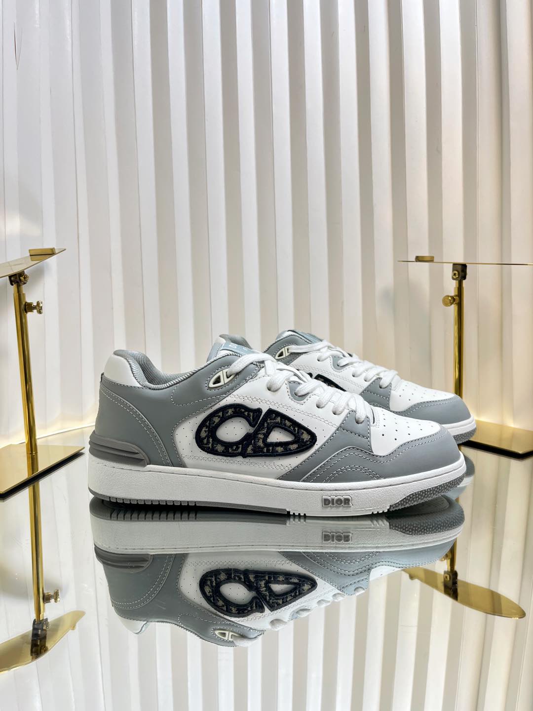NO:166212,Dior B57 series Couple style casual sneakers CD skateboard shoes Original purchase and development Made this B57 mid-top sneakers are a new product for men's clothing series in 2024. They reinterpret the basketball shoe design and become a classic item for Dior. They are carefully crafted in gray and white smooth cowhide leather, and the sides are decorated with beige and black Oblique printed logos. The tongue, sole and rear side are decorated with various special details to enhance the style, while the eye details, surface threads and rubber inserts highlight the dynamic charm of their sports style. With a two-color rubber sole, you can match various clothing to create exquisite shapes. Delivery counter exquisite packaging. Original custom calfskin   Oblique old-fashioned fabric. Original custom breathable inner lining. Original open mold TPU combination sole. The bottom thickness is 3CM  Size35-45 (female size 40, male size 45 customized), casual shoes/sports shoes, dior, dior, sneakers, cowhide19860909Dior迪奥B57系列 情侣款 休闲运动鞋 CD 滑板鞋 原版购入开发 做货 这款 B57 中帮运动鞋是二零二四春季男装系列新品,重新诠释篮球鞋设计,成为 Dior 的经典单品.采用灰色和白色光滑牛皮革精心制作,侧面饰以米色和黑色 Oblique 印花标志.鞋舌、鞋底和后侧饰以各种特色细节提升格调,而孔眼细节、缉面线和橡胶镶片更是突显其运动风格的动感魅力.带有双色橡胶鞋底,可搭配各式服饰,打造精致造型. 配送专柜精美包装 面料原版定制小牛皮  Oblique老花布 内里原版定制透气内里 大底原版开模TPU组合大底 底厚3CM Size35-45（女码40,男码45定做）,休闲鞋/运动鞋,dior,dior,sneakers,cowhide,Women's Shoes