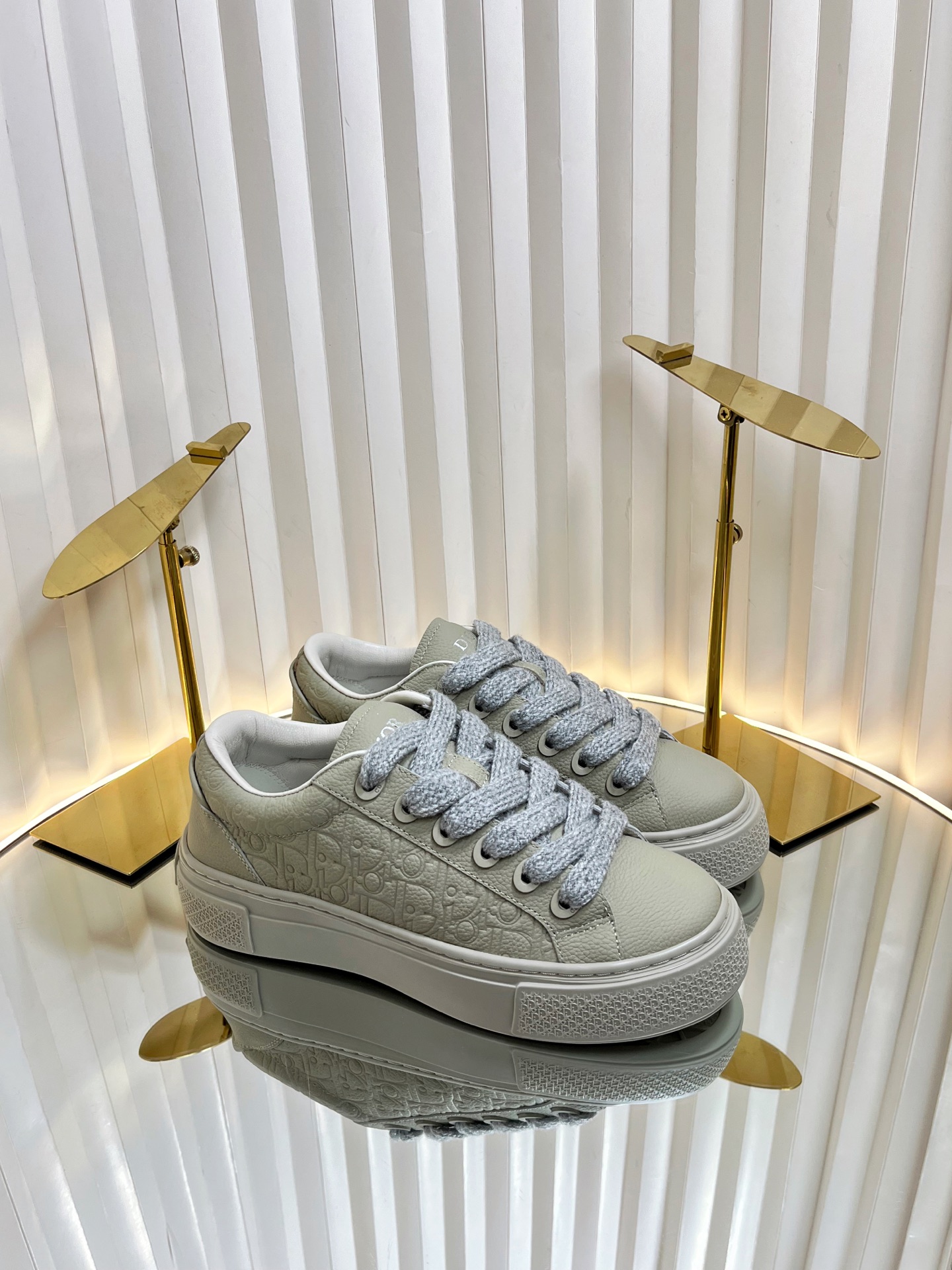 NO:173104,Couple model Dior x Denim Tears co-branded model B33 series Couple model Casual sports shoes Skateboard shoes Original purchase and development Made this new B33 sneakers reinterpret classic tennis shoes, with stylish silhouettes highlighting the thick feeling. It is carefully crafted from navy blue and white jacquard fabrics, decorated with Oblique prints, suede inserts, a unique padded tongue embossed with Dior embossed logo, paired with navy blue mohair wide laces and matte tone finish brass eyelets. White Dior Oblique patterned rubber sole, and a contrasting Dior 30 Avenue Montaigne logo on the back side enhances the style. It can add a stylish temperament to the casual look  Original custom fabric Oblique presbyopia   cowhide   embroidery   velvet colored wool inner lining original custom sheepskin   breathable mesh original sole open mold anti-slip TPU material Sole thickness 4CM Size: Women's model 35-42 (40.41.42 customized) / Men's model 38-46 (38.45.46 customized), casual shoes/sports shoes, dior, dior, sneakers, cowhide, sheepskin19860909情侣款 迪奥Dior x Denim Tears联名合作款 B33系列 情侣款 休闲 运动鞋 滑板鞋 原版购入开发 做货 这款 B33 运动鞋新品,重新诠释经典的网球鞋,时尚的廓形突显厚实感.采用海军蓝色和白色提花面料精心制作,饰以 Oblique 印花,搭配绒面革镶片,别具一格的加垫鞋舌点缀以 Dior 压花标志,搭配海军蓝色马海毛宽鞋带和哑光同色调饰面黄铜孔眼.白色 Dior Oblique 图案橡胶鞋底,后侧饰以对比鲜明的 Dior 30 Avenue Montaigne 标志提升格调.可为休闲造型增添时尚气质 面料原版定制Oblique老花 牛皮 刺绣 绒彩毛 内里原版定制羊皮 透气网里 鞋底原版开模防滑TPU材质 底厚4CM Size:女款35-42 (40.41.42订做)/ 男款38-46(38.45.46订做),休闲鞋/运动鞋,dior,dior,sneakers,cowhide,sheepskin,Women's Shoes