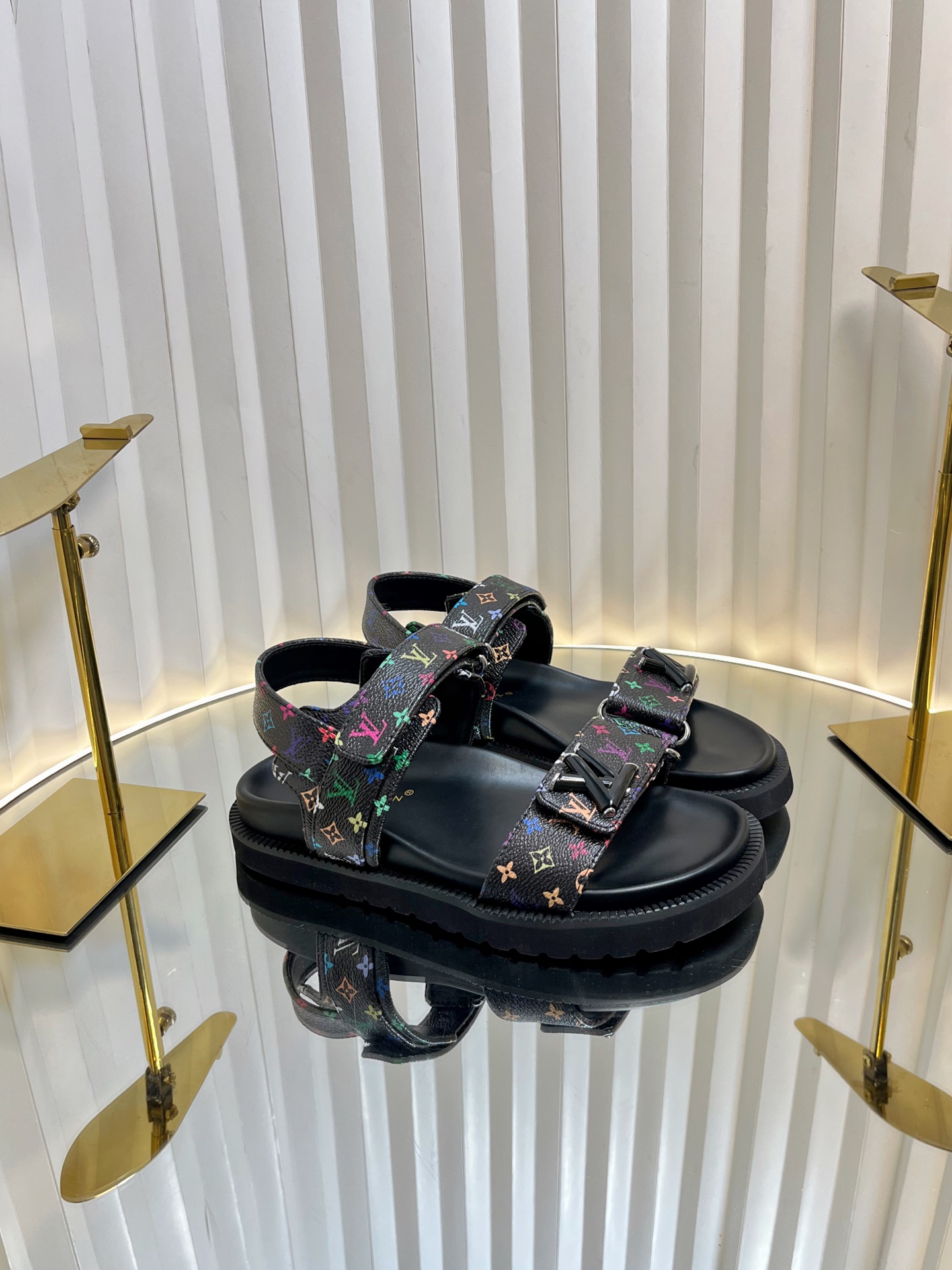 NO:173099,LV | Louis Vuitton Spring and Summer Newest Showcase Thick-soled Sandals, Hong Kong original purchase one-to-one opening mold, this year's style has added new elements compared to last year, and looks more big-name. Leather surface/presbyterian material/denin printing, inner foot pad, full sheepskin, original foam and wear-resistant sole, heel height 3m / 5cm, size 35-42 {40.41.42 No return and exchange}, sandals, louis vuitton, louis vuitton, sandals, sheepskin19860909LV | 路易威登春夏新品 最新走秀款厚底凉鞋  香港原版购入一比一开模  今年的款式比去年增加了新原素 显得更为大牌 皮面/老花料/丹宁布印花 内里垫脚全羊皮 原版发泡耐磨大底 跟高3m / 5cm  码数35-42 {40.41.42不予退换},凉鞋,louis vuitton,louis vuitton,sandals,sheepskin,Women's Shoes