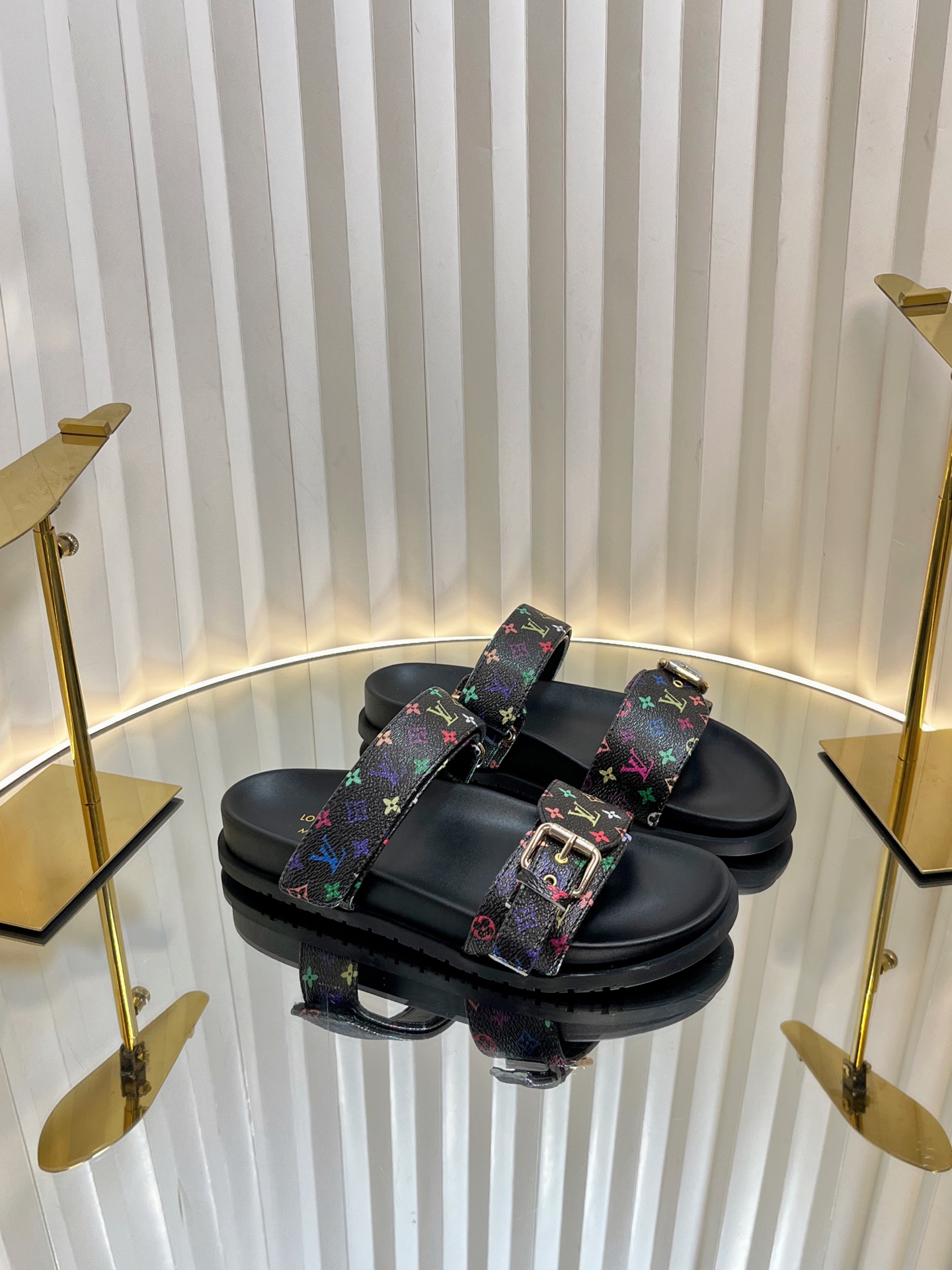 NO:173089,LV | Louis Vuitton Spring and Summer Newest Showcase Thick-soled Sandals, Hong Kong original purchase one-to-one opening mold, this year's style has added new elements compared to last year, and looks more big-name. Leather surface/presbyterian material/denin printing, inner foot pad, full sheepskin, original foam and wear-resistant sole, heel height 3m, size 35-42 {40.41.42 No return and exchange}, slippers, louis vuitton, louis vuitton, sandals, slippers, sheepskin19860909LV | 路易威登春夏新品 最新走秀款厚底凉鞋  香港原版购入一比一开模  今年的款式比去年增加了新原素 显得更为大牌 皮面/老花料/丹宁布印花 内里垫脚全羊皮 原版发泡耐磨大底 跟高3m  码数35-42 {40.41.42不予退换},拖鞋,louis vuitton,louis vuitton,sandals,slippers,sheepskin,Women's Shoes