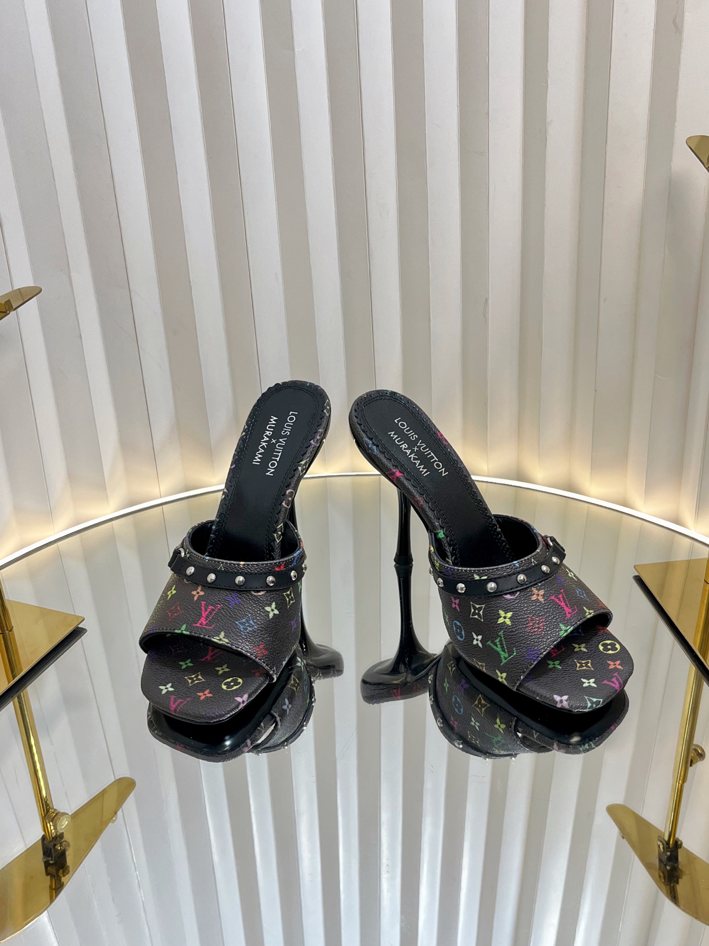 NO:173094,The top version of LV is so beautiful and rarely makes LV products, but I really can't refuse these kittens!  The original version was purchased carefully and developed. The heels were customized with molds. The brown leather with presbyopia tannins is so outstanding!  The beautiful kitten heel is just right, high-end classic sexy and comfortable, full of the perfect score that summer shoes can give you, which seems like a must-have item!  Flat slippers/sandels 5cm and 9cm/hollow sandals/ballet shoes 4 items, oil wax cowhide upper, original custom cowhide inner lining, outsole Italian leather outsole size 35-41 (40.41 custom non-return and exchange, slippers, louis vuitton, louis vuitton, louis vuitton, sandals, slippers, cowhide, Leather soles19860909顶级版本LV 驴家 太好看了 很少做Lv家的单品 但是这双小猫跟我真的是没法拒绝啊！原版购入 用心开发 鞋跟都是开模定制 老花单宁色搭配的棕色皮质,也太出彩了！刚刚好的绝美小猫跟,高级经典性感舒适,拉满了夏日美鞋能给的满分似搭配必备单品！ 平底拖鞋/凉跟鞋5cm和9cm/中空凉鞋/芭蕾舞鞋4种单品 鞋面油蜡牛皮 内里原版定制牛皮 大底意大利真皮大底 码数35-41（40.41定制不退换,拖鞋,louis vuitton,louis vuitton,louis vuitton,sandals,slippers,cowhide,Leather soles,Women's Shoes