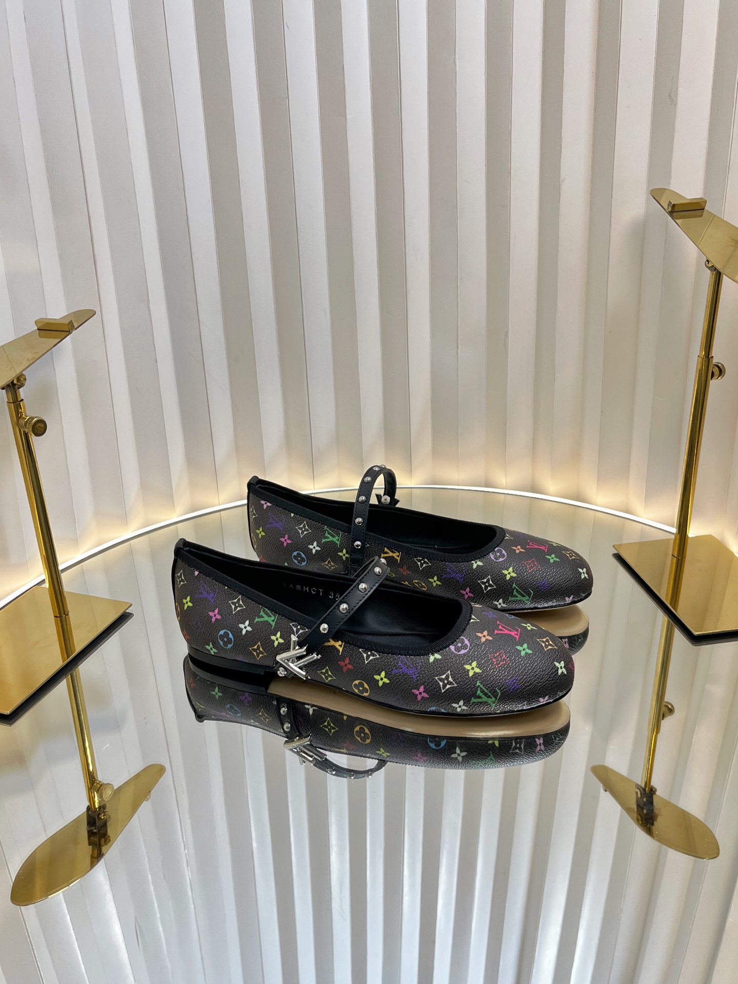 NO:236756,# Purchasing level louis vuitton LV Louis Vuitton 25/Spring and summer Latest Mary Jane single shoes Simple and exquisite, full of high-end feel, showing elegant temperament ~ The feet are super beautiful, full of summer beautiful shoes. Upper cowhide 3D printing Inner: Sheepskin inner, outsole: Italian imported genuine leather sole Size #35-41 (40 41 custom made without return), ballet shoes, louis vuitton, louis vuitton, louis vuitton, louis vuitton, mary jane, cowhide, sheepskin, Leather soles19860909#代购级 louis vuitton LV路易威登 25/春夏 最新玛丽珍单鞋 简约精致,高级感满满,尽显优雅气质～ 上脚超好看,拉满了夏日美鞋绝绝子啊 鞋面牛皮3D打印 内里: 羊皮内里, 大底: 意大利进口真皮大底 Size #35-41（40 41订做不退换）,芭蕾舞鞋,louis vuitton,louis vuitton,louis vuitton,mary jane,cowhide,sheepskin,Leather soles,Women's Shoes