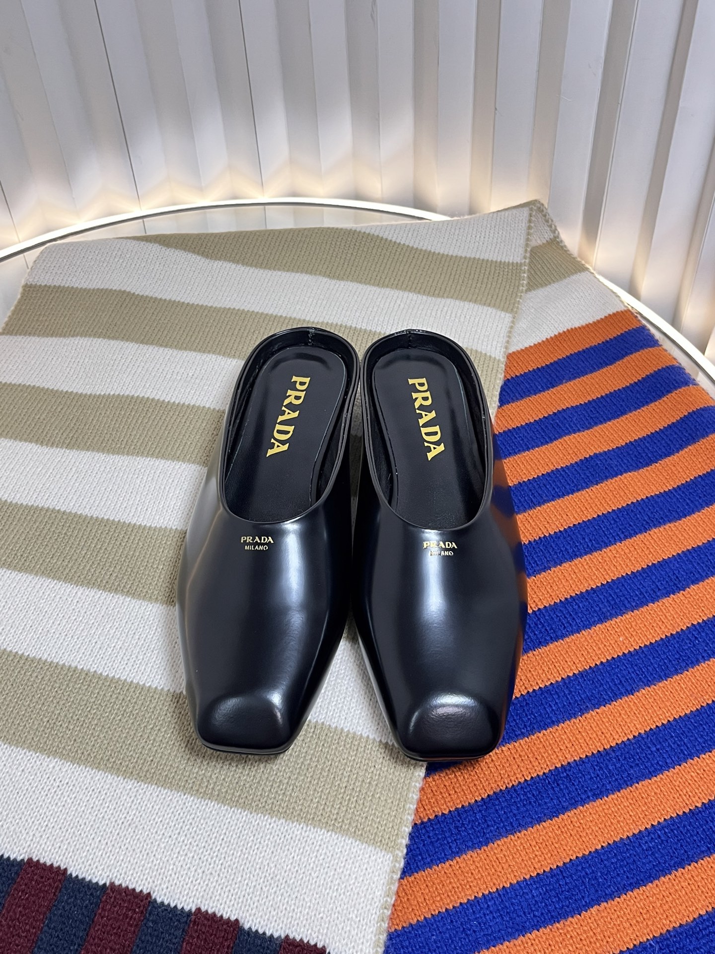 NO:173832,prad* Prada 25ss early spring new style, beautiful square-toe Mary Jane back empty sandals/single shoes/half-twist The long-lost minimalist beauty in the fashion industry Classic fashion color scheme, effortless elegance coming, fashionable, exquisite, beautiful square-toe, open-edge beads, fashionable and simple, new everyday single shoes, beautiful and high-end single shoes, this one looks super good on the feet and can lengthen the legs. Original imported patent leather/single beads, inner foot pad sheepskin, outsole original genuine leather soles size35-41 (40 41 custom made without return or exchange), semi-total, prada, prada, sandals, mary jane, sheepskin, Leather soles19860909prad* 普拉达 25ss早春新款 绝美方头玛丽珍后空凉鞋/单鞋/半拖 时尚界久违的极简之美 经典时尚配色 毫不费力的优雅风来袭 时髦 精致 绝美 方头 开边珠外穿时尚气质简约新款日常单鞋美出高级感单鞋这款上脚超好看而且可以拉长腿型. 面料原版进口漆皮/开边珠 内里垫脚羊皮 大底原版真皮大底 size35-41（40 41订做不退换）,半拖,prada,prada,sandals,mary jane,sheepskin,Leather soles,Women's Shoes