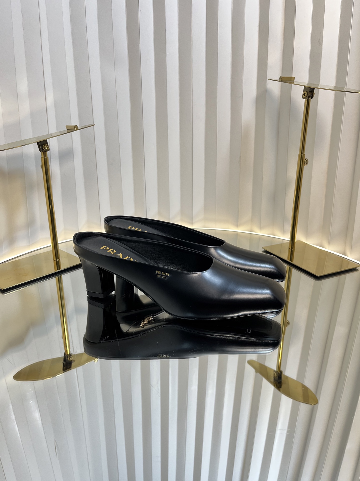 NO:173834,prad* Prad* 25ss early spring new style, beautiful square toe high heel square heel thick heel sandals behind short shoes. The long-lost minimalist beauty in the fashion industry, classic and fashionable color scheme, effortless elegance coming, fashionable, exquisite, beautiful square toe, open-edge beads, fashionable and simple, new everyday single shoes, beautiful and high-end single shoes, this one looks super good on the feet and can lengthen the legs. Original imported patent leather, inner foot pad sheepskin, original injection molded leather outsole, heel height 5.5cm/8cm size35-41 (40 41 custom made, non-return and exchange), semi-trail, prada, prada, sandals, sheepskin, Leather soles19860909prad* 普拉达 25ss早春新款 绝美方头高跟方跟粗跟凉鞋后空单鞋. 时尚界久违的极简之美 经典时尚配色 毫不费力的优雅风来袭 时髦 精致 绝美 方头 开边珠外穿时尚气质简约新款日常单鞋美出高级感单鞋这款上脚超好看而且可以拉长腿型. 面料原版进口漆皮 内里垫脚羊皮 大底原版注塑真皮大底 跟高5.5cm/8cm size35-41（40 41订做不退换）,半拖,prada,prada,sandals,sheepskin,Leather soles,Women's Shoes