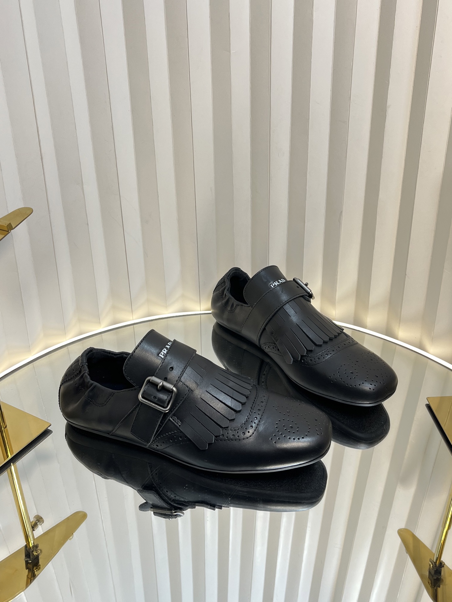 NO:173838,PRADA 25 2025 spring and summer new product, counter catwalk retro tassel half slippers loafer series, catwalk style, retro, fashionable, casual and versatile, fashionable and casual, unique and easy to control, it will explode every year. It is enough to conquer you, wear it, casual and fashionable, both without mistakes, simple and handsome, original high custom cowhide, imported mixed-bred sheepskin lining, large sole original open mold-on-slip, high flat sole, shoe size: 35-39 (40.41 customization), semi-trail, prada, prada, loafers, slippers, cowhide, sheepskin19860909PRADA 普拉达 25 2025春夏新品 专柜走秀款复古流苏半拖鞋乐福鞋系列 走秀款 复古感时髦满满 随意百搭 时尚休闲 独到味 人人都爱也轻松驾驭 每年都会爆.足以征服你,穿上它,休闲时髦 两不失误 上脚简单帅气 鞋面原版高定制牛皮 内里进口混种羊皮里 大底原版开模防滑大底 跟高平底 鞋码:35-39（40.41定制）,半拖,prada,prada,loafers,slippers,cowhide,sheepskin,Women's Shoes