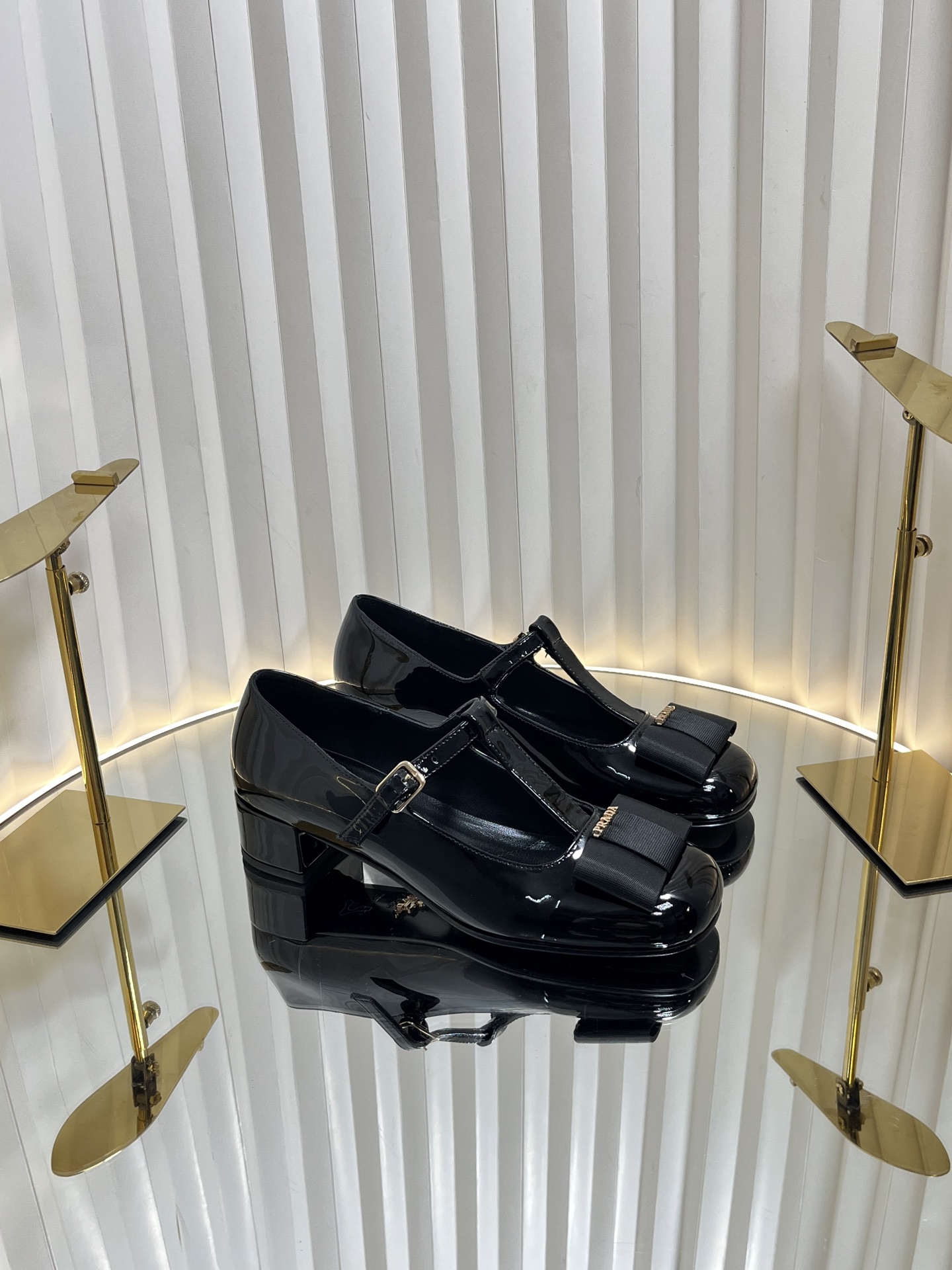 NO:240592,PRADA 25/ Early spring new style, thick heel round toe, bow Mary Jane, classic and fashionable color scheme, effortless elegant style coming, fashionable, exquisite and beautiful toe, fashionable and simple style, daily beauty, high-end, super good on the feet and can lengthen the legs. The upper is imported velvet/cowhide, imported sheepskin, heel height 4.5cm, original sole original leather outsole Size#35-40 (40 custom made, no return or replacement), single shoes, prada, prada, mary jane, cowhide, sheepskin, Leather soles19860909PRADA 普拉达 25/ 早春新款 粗跟圆头 蝴蝶结玛丽珍 经典时尚配色 毫不费力的优雅风来袭 时髦 精致绝美包头 外穿时尚气质简约新款日常美出高级感,上脚超好而且可以拉长腿型. 鞋面原版进口丝绒/牛皮 内里垫脚进口羊皮 跟高4.5cm 大底原版真皮大底 Size#35-40（40定做不退不换）,单鞋,prada,prada,mary jane,cowhide,sheepskin,Leather soles,Women's Shoes