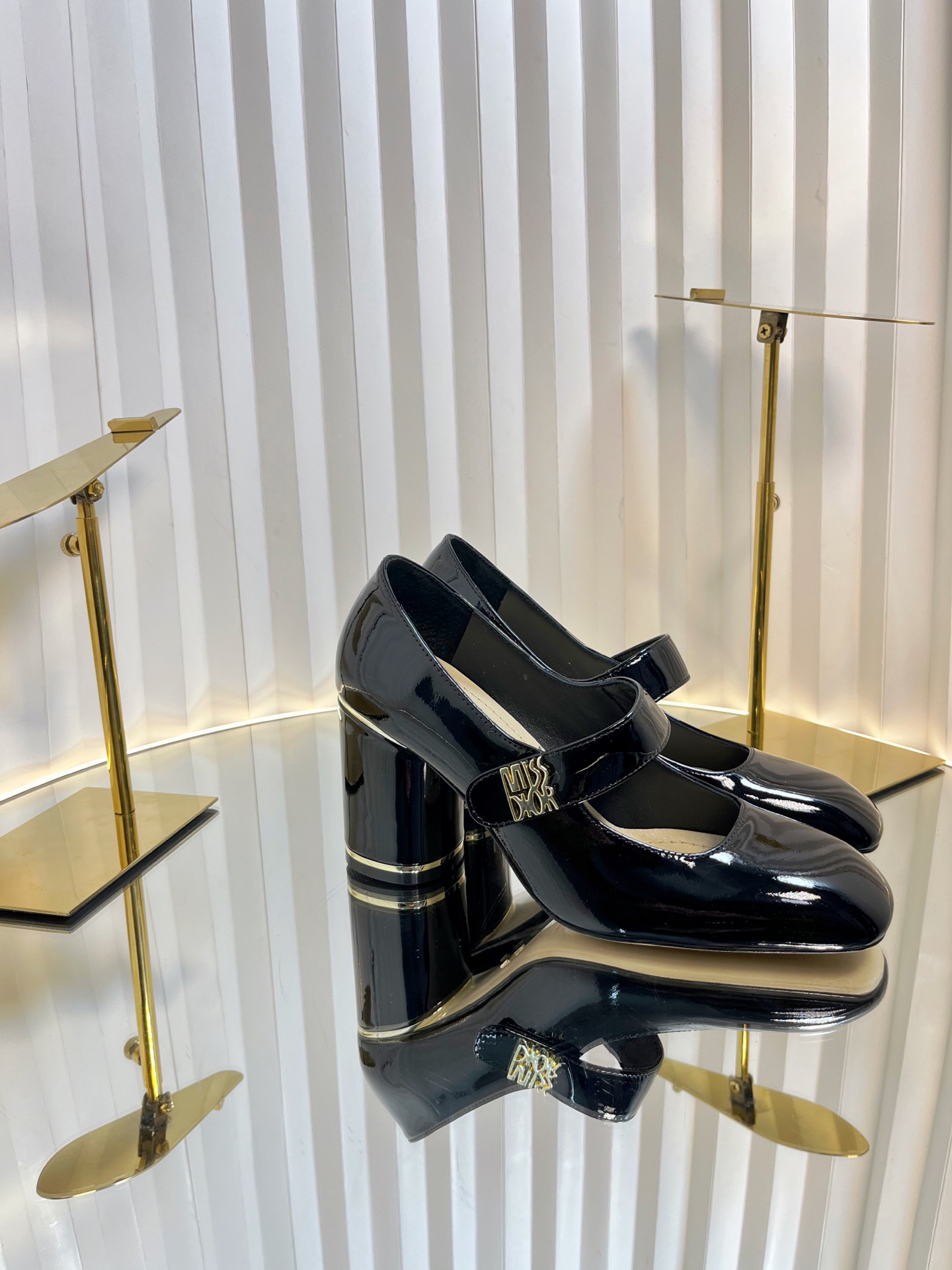 NO:173828,Dior 2025 Autumn and Winter latest fashion show haute couture series MISS DIOR thick heel square head Mary Jane ballerina shoes CD letter logo hardware enamel square buckle low heel one ring with medieval women's singles shoes original development top high-end version material upper imported beef patent leather   water dyed sheepskin lining   Italian genuine leather outsole   original mold opening hardware buckle Size: 35-42 (40.41.42. Customized without return or exchange) Heel height: 3.5CM 8.5CM, Mary Jane, dior, dior, mary jane, sheepskin, Leather soles19860909Dior 迪奥 2025秋冬最新时装秀高定系列 MISS DIOR 粗跟方头玛丽珍芭蕾舞女鞋 CD字母logo五金珐琅方扣低跟一圈带中古女单鞋 原版开发顶级高端版本 材质鞋面进口牛漆皮 水染羊皮内里 意大利真皮大底 原版开模五金扣 Size:35-42（40.41.42.定制不退不换) 跟高:3.5CM 8.5CM,玛丽珍,dior,dior,mary jane,sheepskin,Leather soles,Women's Shoes