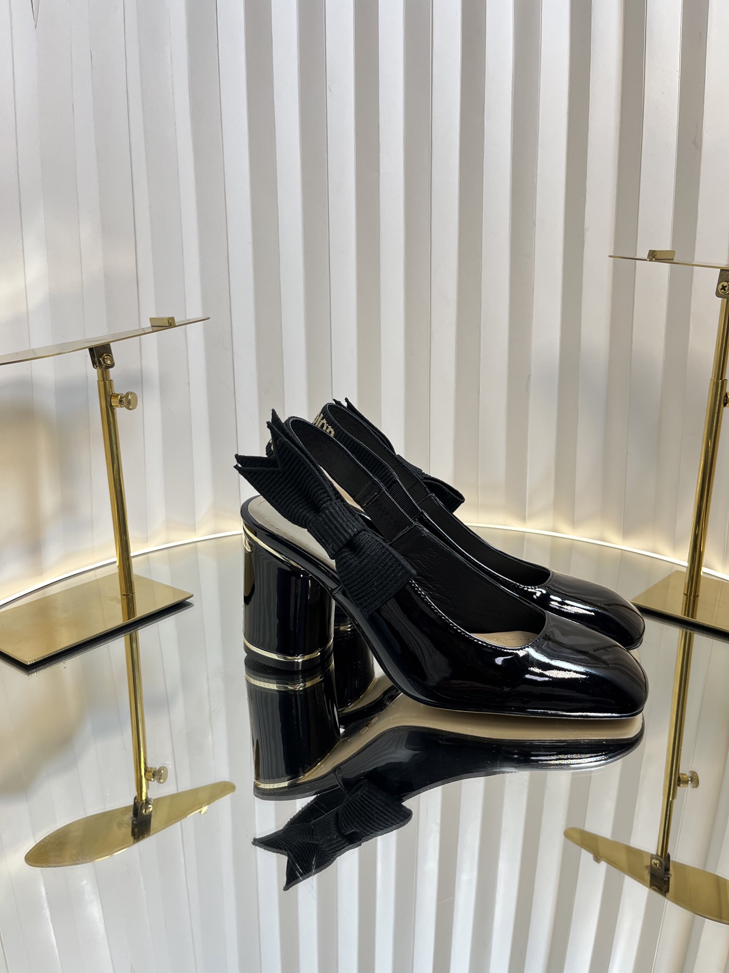 NO:173830,Dior 2025 Autumn and Winter latest fashion show haute couture series MISS DIOR Paris thick heel square head Mary Jane ballerina shoes CD letter logo embroidered webbing bow high heel sandals Original development top high-end version Material upper imported beef patent leather   water dyed sheepskin lining   Italian genuine leather outsole Size: 35-42 (40.41.42. Customized without return or exchange) Heel height: 3.5CM/8.5CM, Mary Jane, dior, dior, sandals, mary jane, sheepskin, Leather soles19860909Dior 迪奥 2025秋冬最新时装秀高定系列 MISS DIOR Paris 粗跟方头玛丽珍芭蕾舞女鞋 CD字母logo刺绣织带蝴蝶结高跟凉鞋 原版开发顶级高端版本 材质鞋面进口牛漆皮 水染羊皮内里 意大利真皮大底 Size:35-42（40.41.42.定制不退不换) 跟高:3.5CM/8.5CM,玛丽珍,dior,dior,sandals,mary jane,sheepskin,Leather soles,Women's Shoes