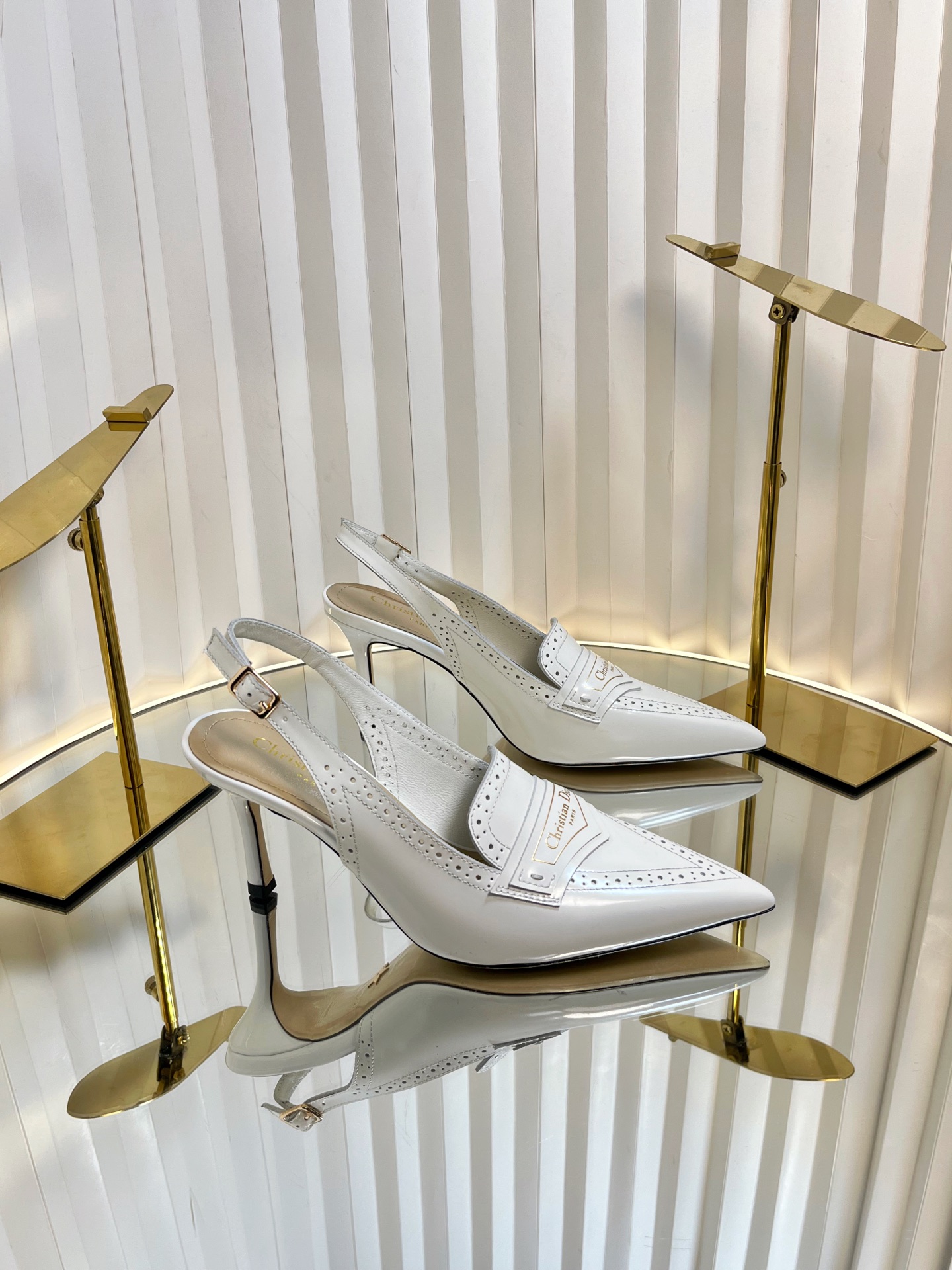 NO:173826,Dior 2025 early spring new pointed toe Muller women's shoes Celebrity same style CD letter logo hardware buckle low heel sandals ——————————————————— Material upper with open edge beads Sheepskin lining   Italian genuine leather outsole Heel height 3.5cm/7.5cm size35–42 (40, 41, 42 custom-made, non-return and exchange), sandals, dior, dior, sandals, sheepskin, Leather soles19860909迪奥 Dior 2025早春新款尖头穆勒女鞋 明星同款CD字母logo五金扣矮跟凉鞋 ———————————— 材质鞋面开边珠 羊皮内里 意大利真皮大底 跟高3.5cm/7.5cm size35–42（40 、41、42定制不退换）,凉鞋,dior,dior,sandals,sheepskin,Leather soles,Women's Shoes