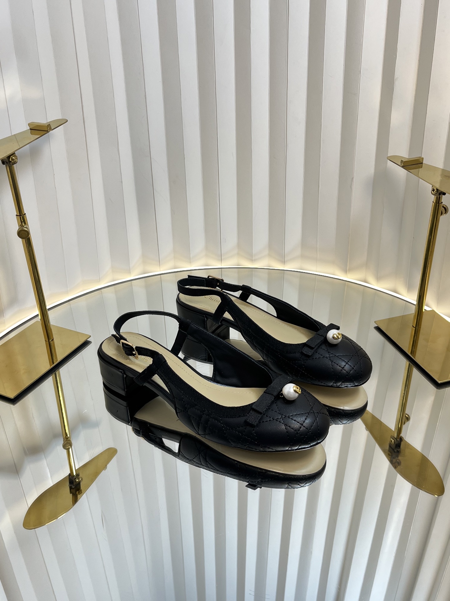 NO:402494,Dior 2025 Spring and Summer Haute Couture Series New Ballet Signature Electric Embroidered Vine Plaid Low Heel Ballerian Shoes CD Letter Logo Pearl Button Heel Button Sandals Material Imported Metal Sheepskin/Environmental Via Plaid Thick Tweed + Water-Dyeed Sheepskin Inner + Italian Leather Outsole Heel Heel Heel: 3.5CM Size Standard Code 34-43 (34.40.41.42.43 Customized No Return or Exchange), Sandals, Dior, Dior, Sandals, Sheepskin, Leather Soles19860909迪奥 Dior 2025春夏高定系列新款 Ballet 标志性电绣藤格纹低跟芭蕾舞女鞋 CD字母logo珍珠扣粗跟蝴蝶结凉鞋 材质进口金属羊皮/环保藤格纹粗花呢+水染羊皮内里+意大利真皮大底 跟高:3.5CM 码数标准码34-43（34.40.41.42.43定制不退不换）,凉鞋,dior,dior,sandals,sheepskin,Leather soles,Women's Shoes